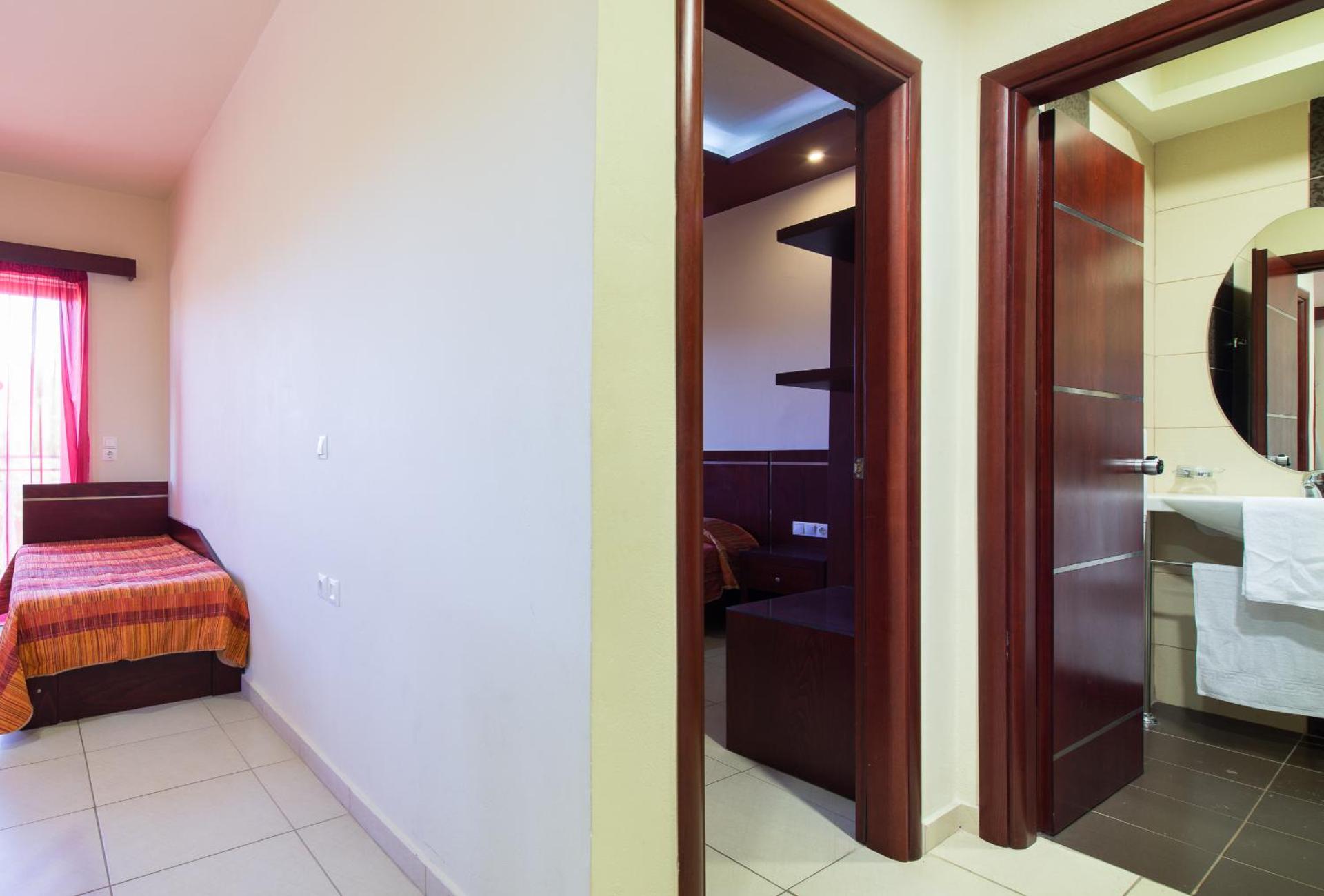 Canadian Hotel - Photo 28