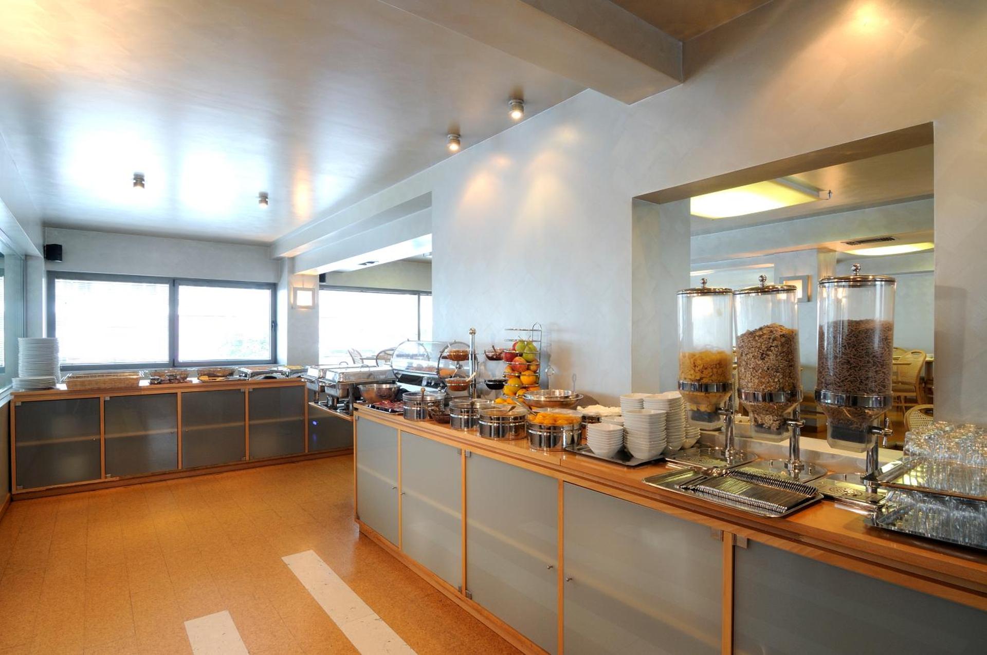 Maniatis Hotel - Photo 17