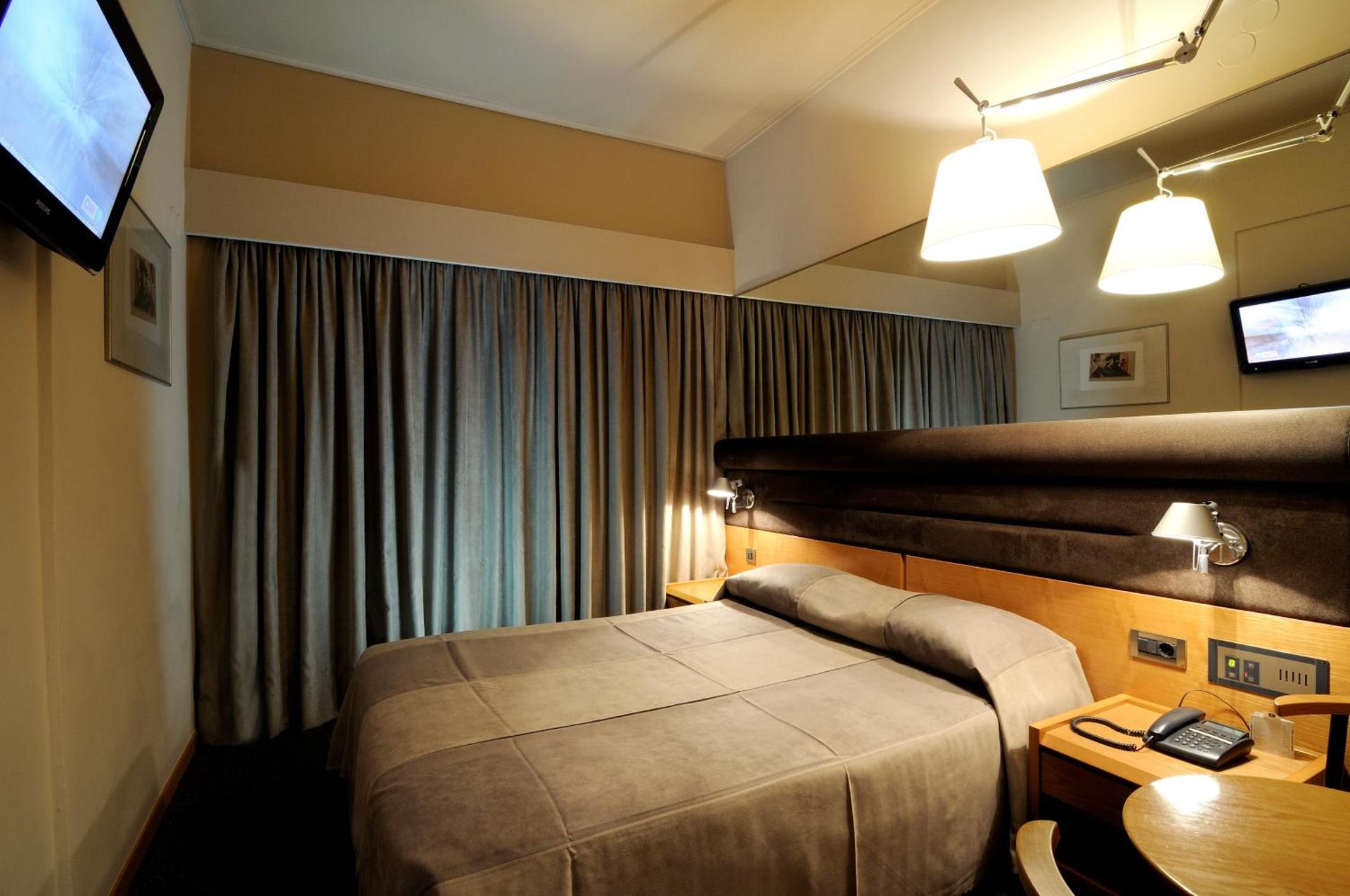 Maniatis Hotel - Photo 3