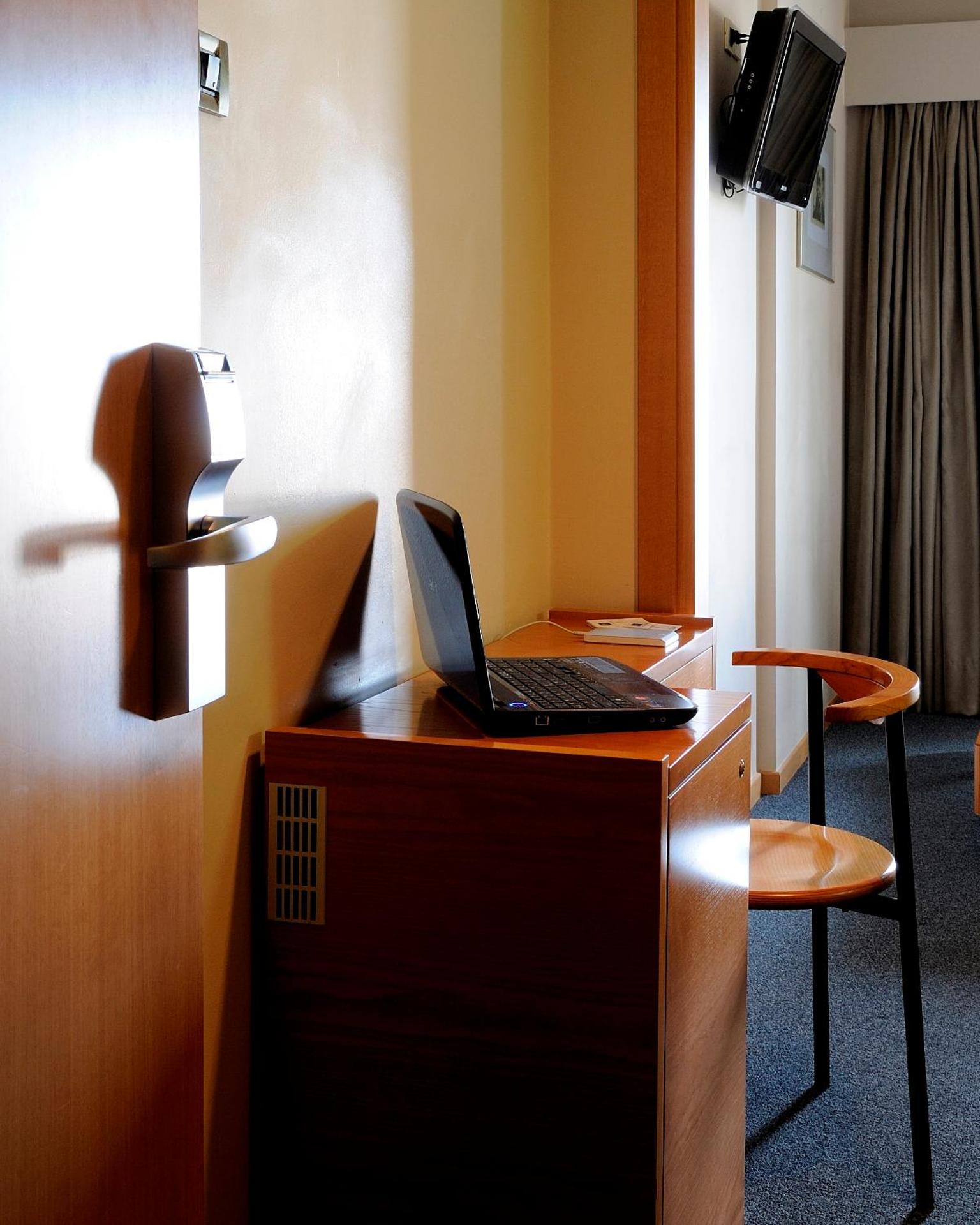 Maniatis Hotel - Photo 7