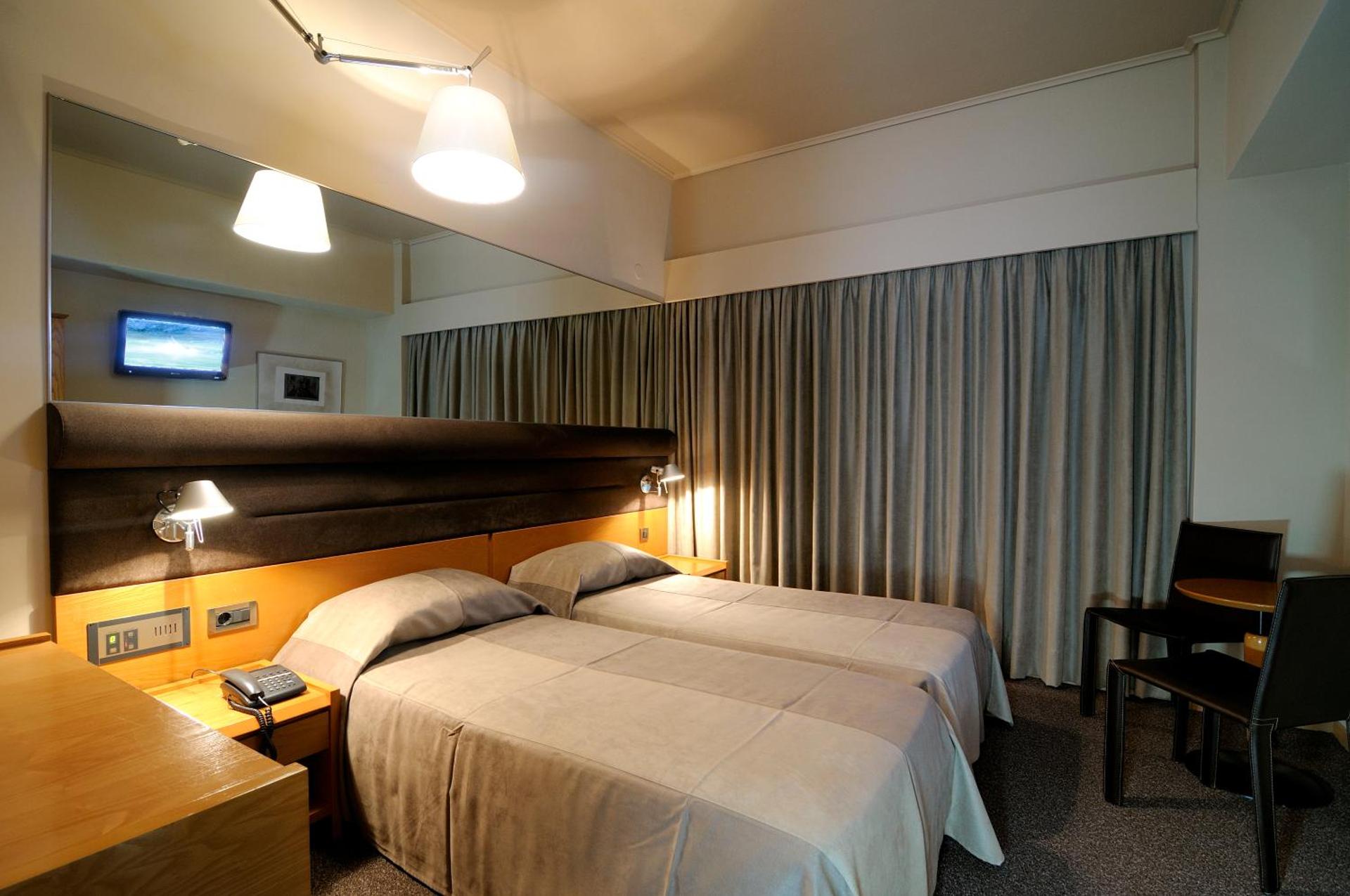 Maniatis Hotel - Photo 11