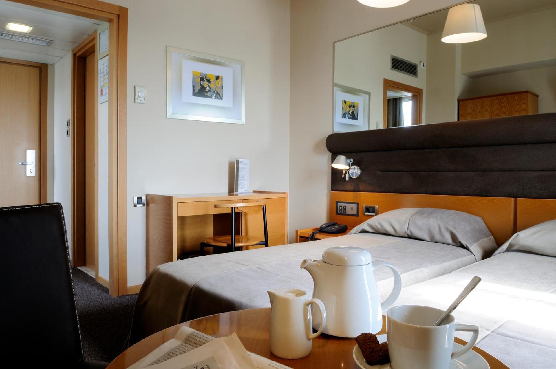 Maniatis Hotel - Photo 12