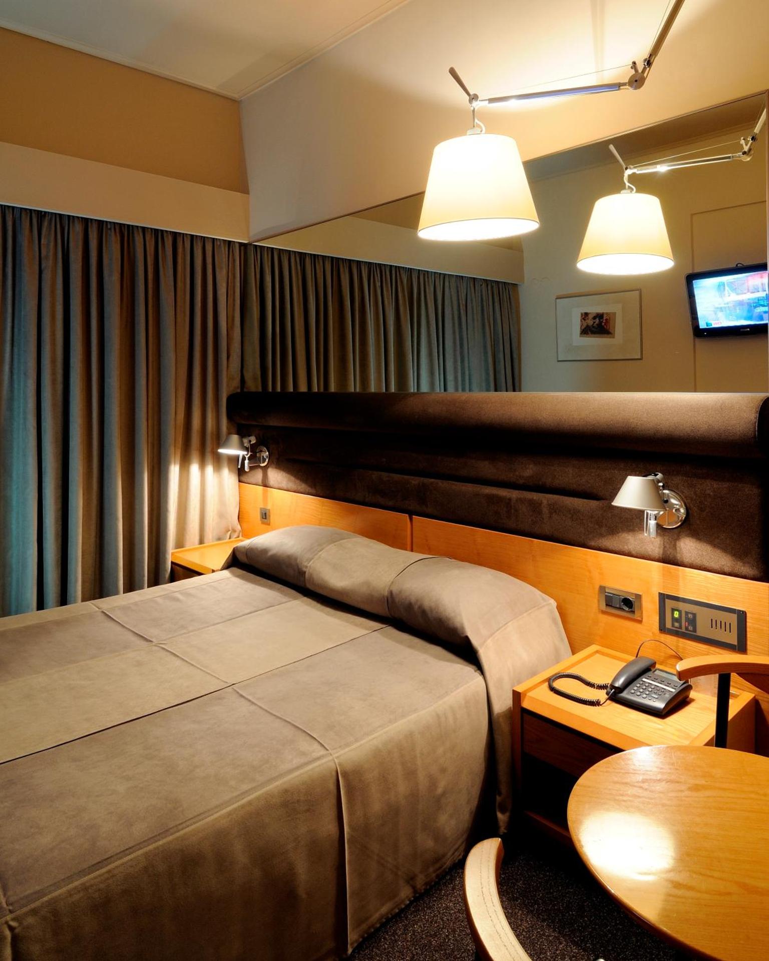 Maniatis Hotel - Photo 4