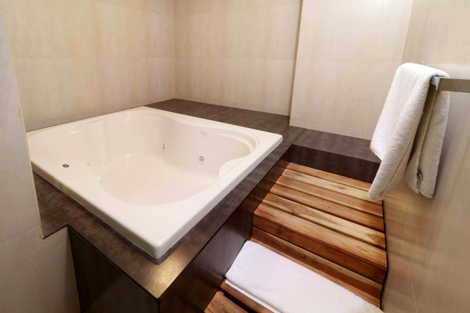 King Suite - Photo 4