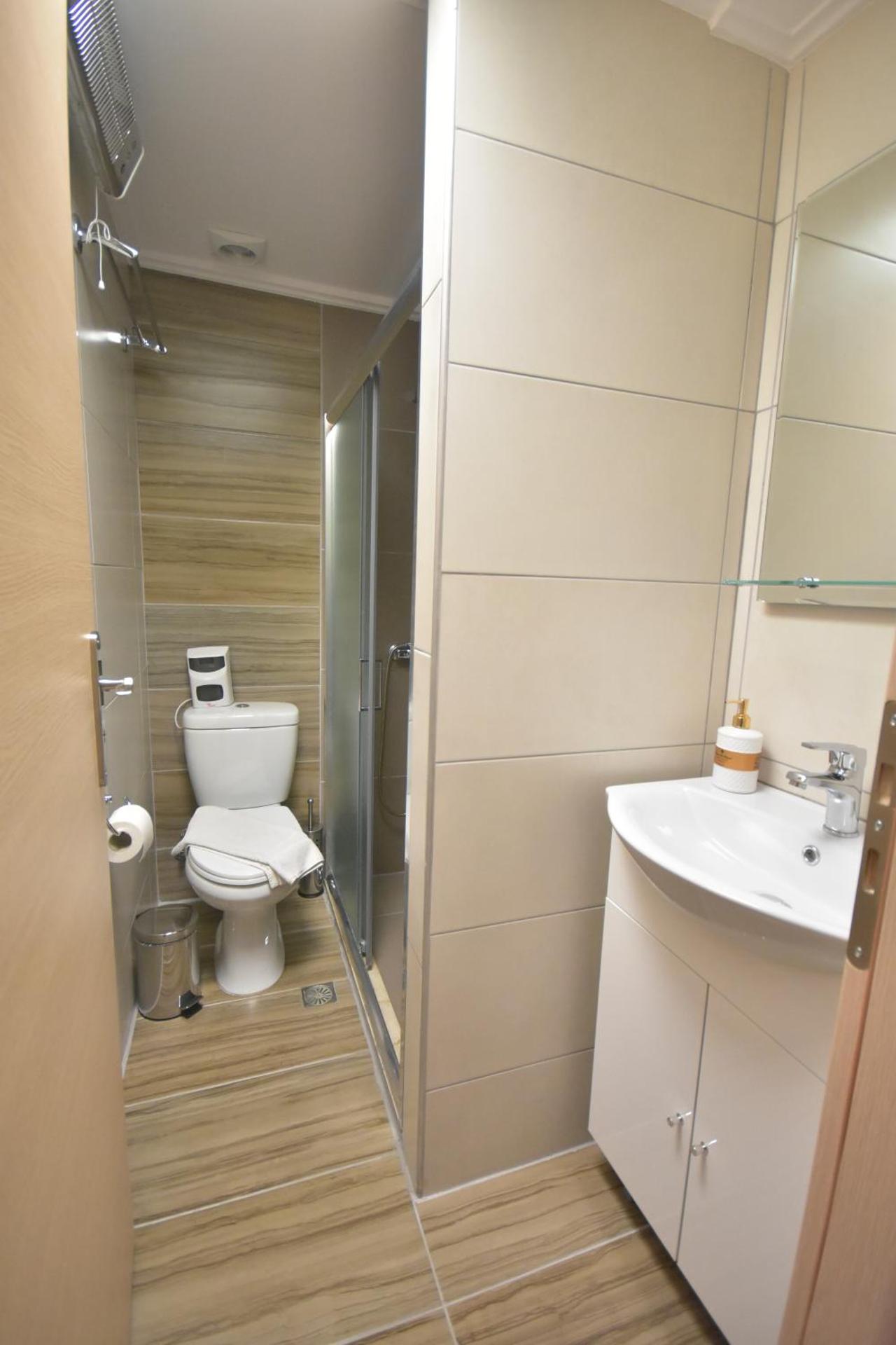 A&J Apartments or Rooms athens airport - Photo 11