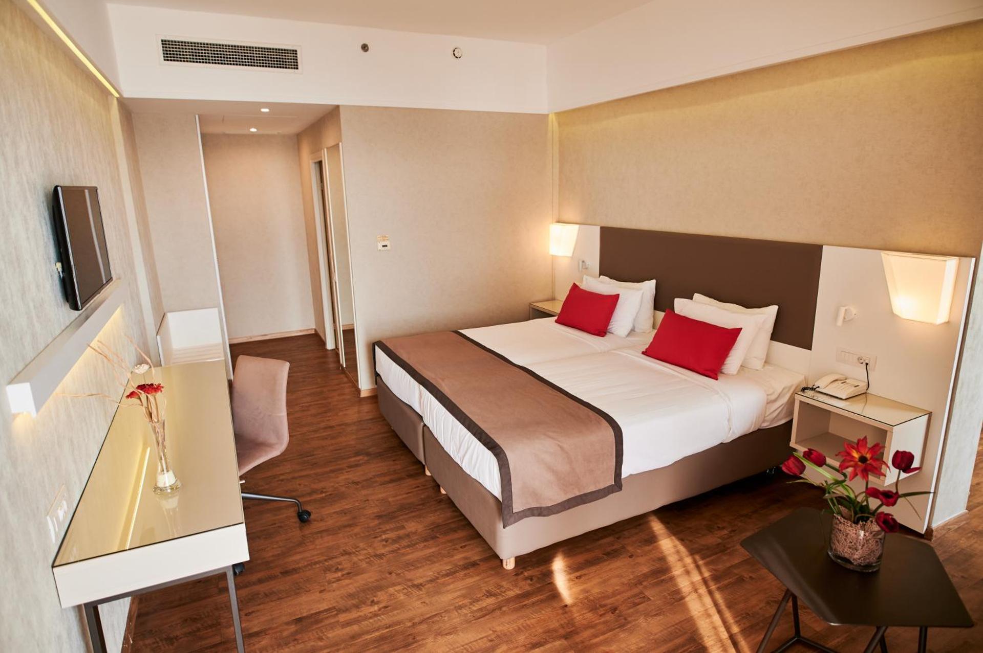 Ramada Plaza by Wyndham Thraki - Photo 75