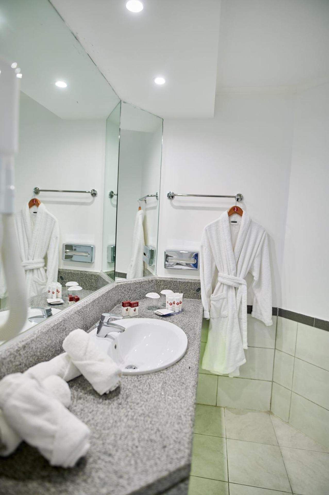 Ramada Plaza by Wyndham Thraki - Photo 60