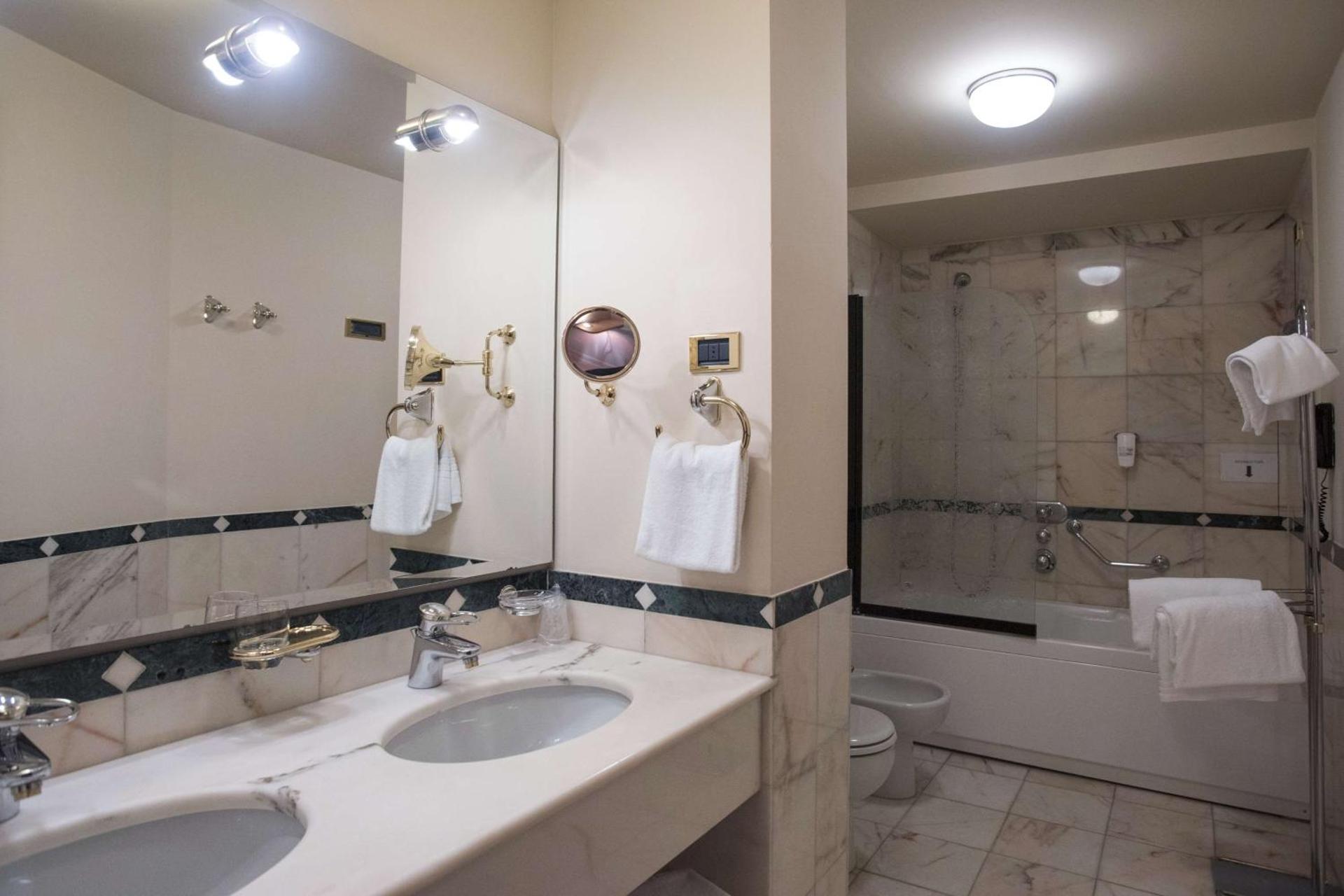 Hotel Plaza - Photo 21