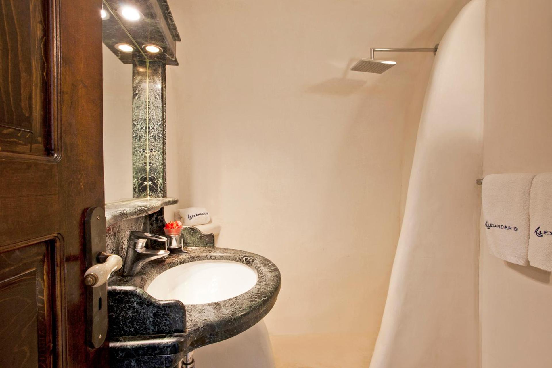 Alexander's Suites - Photo 57