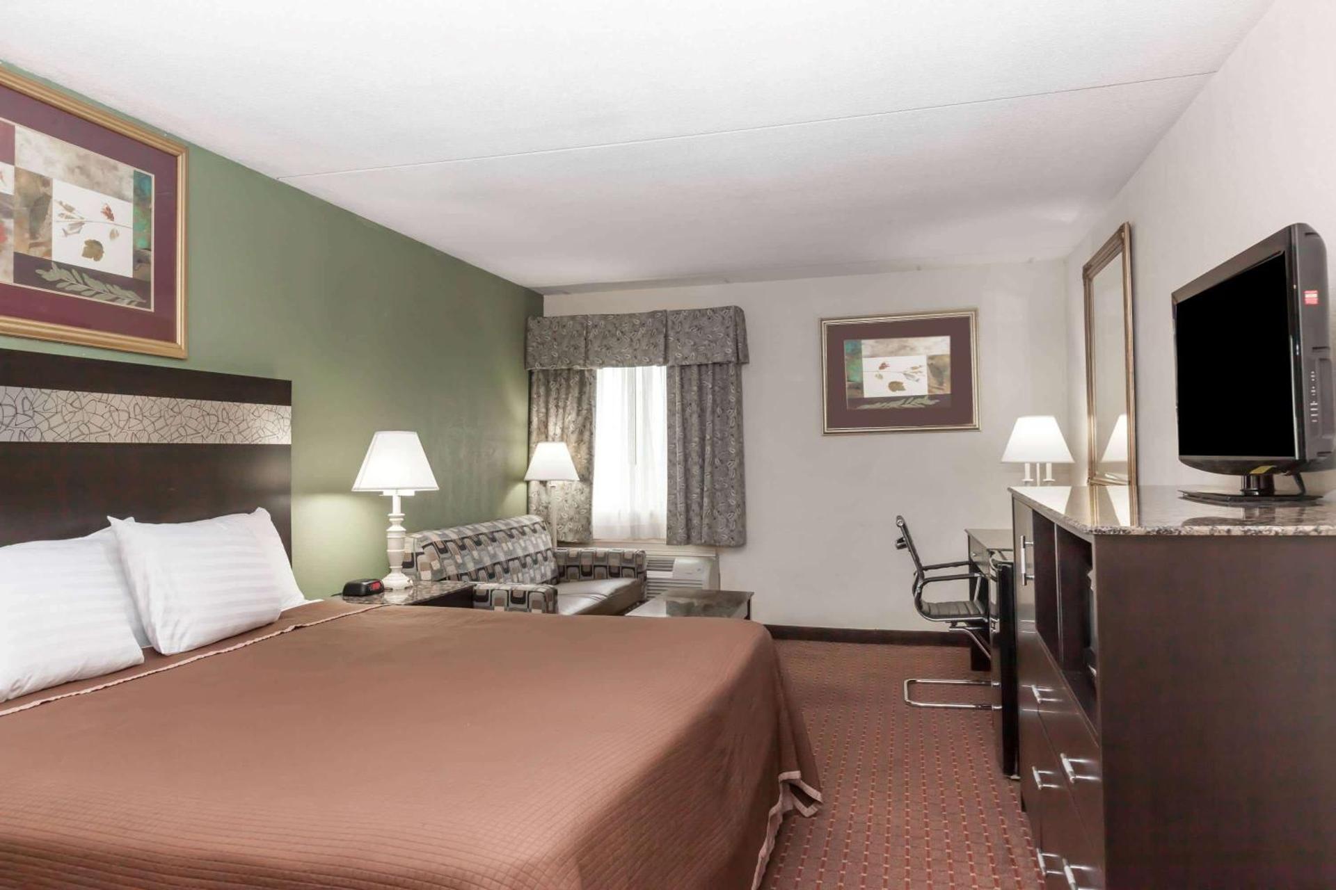 Howard Johnson by Wyndham Newark Airport - Photo 8