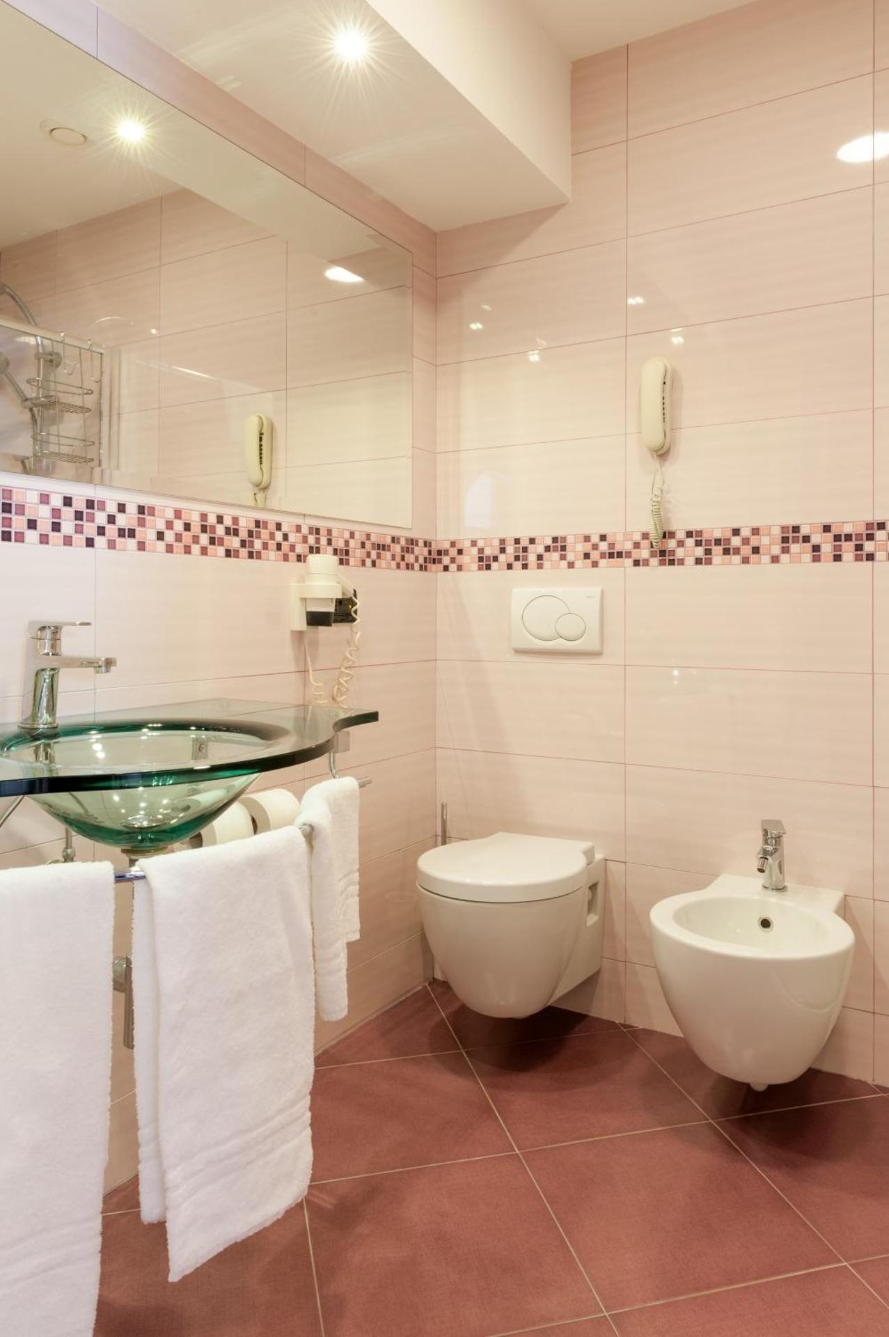 Augustus Hotel - Photo 34
