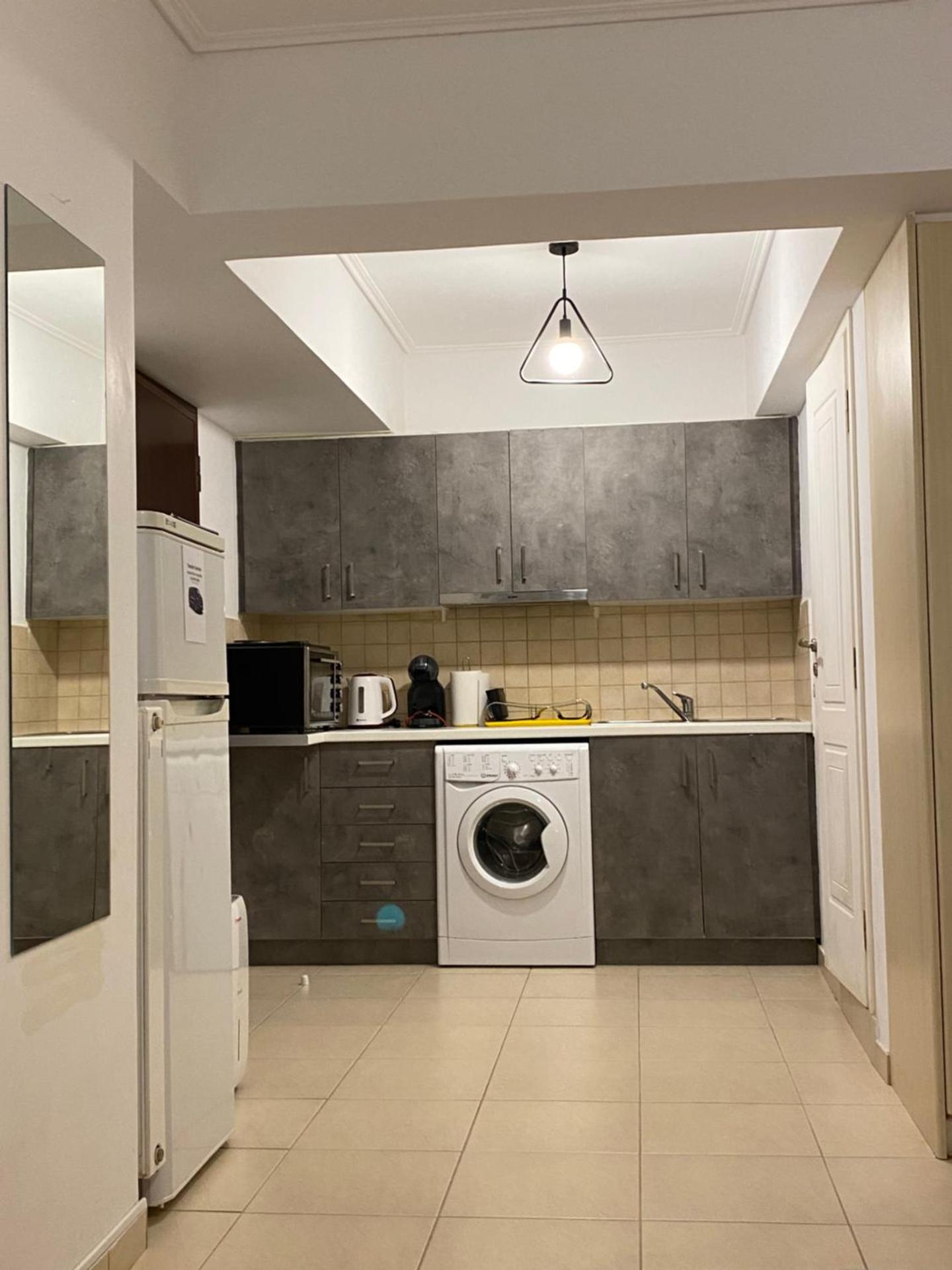 Jacuzzi studio close to athens airport!! - Photo 7