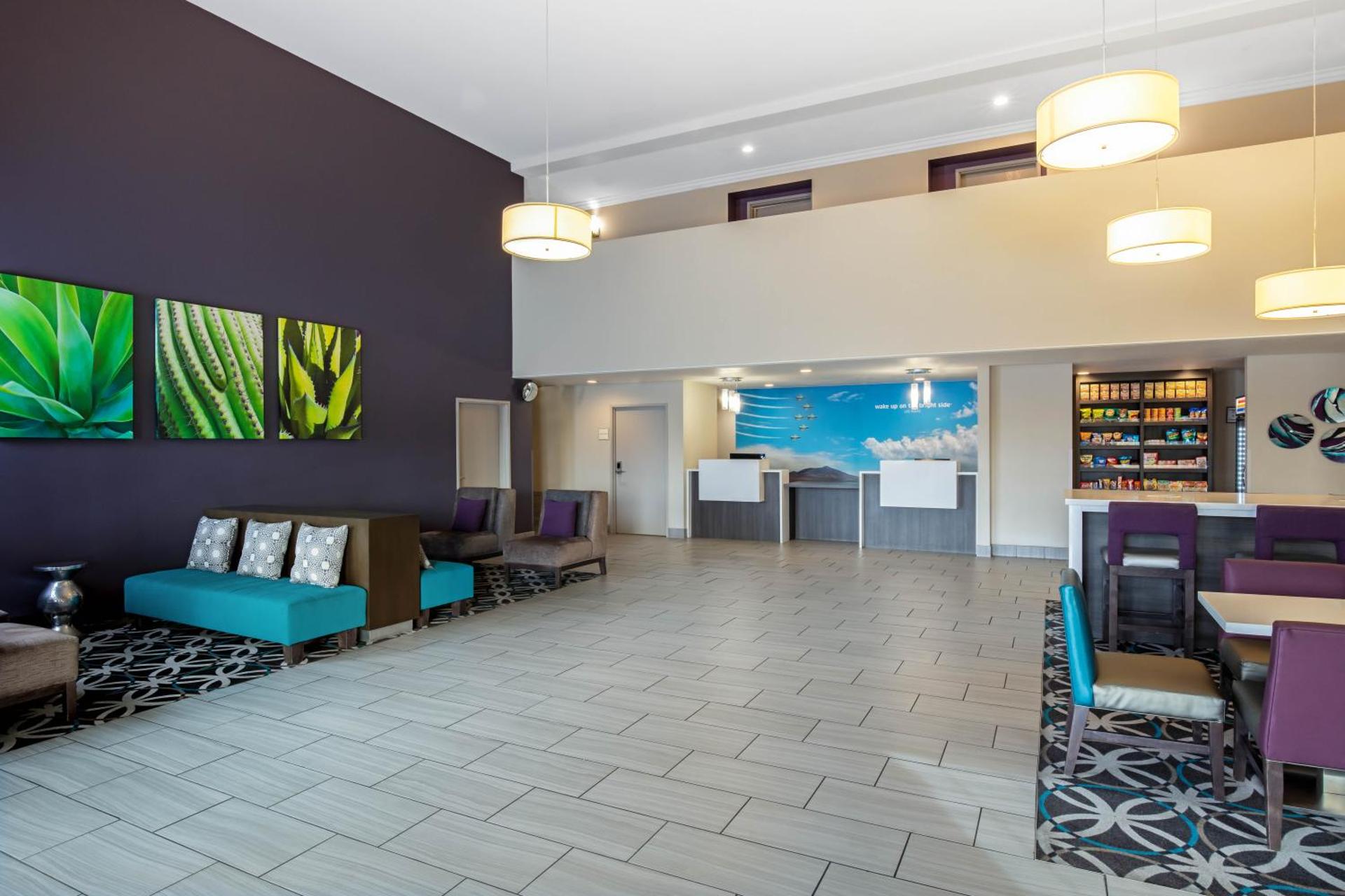 La Quinta Inn & Suites by Wyndham Las Vegas Nellis - Photo 8