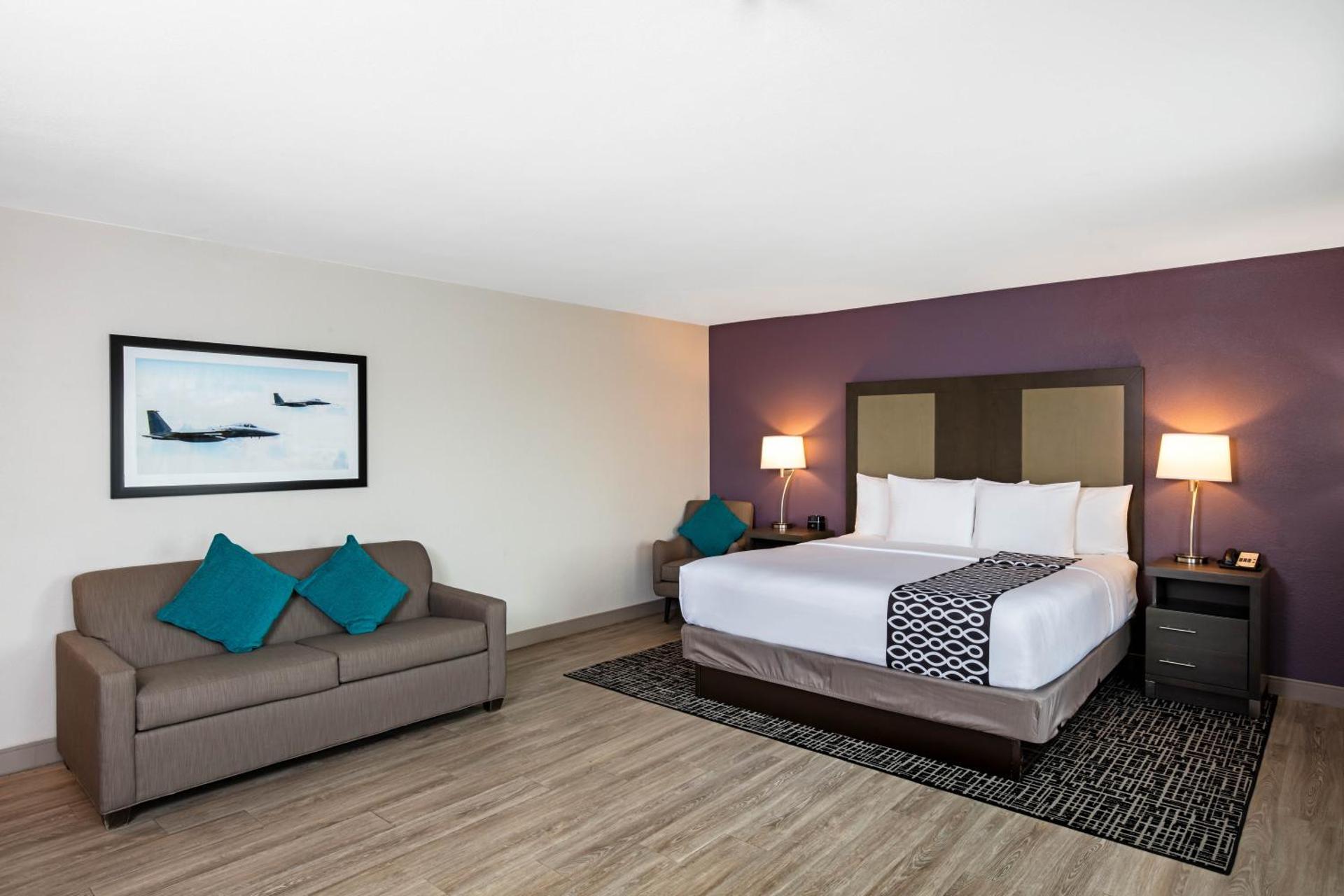 La Quinta Inn & Suites by Wyndham Las Vegas Nellis - Photo 12