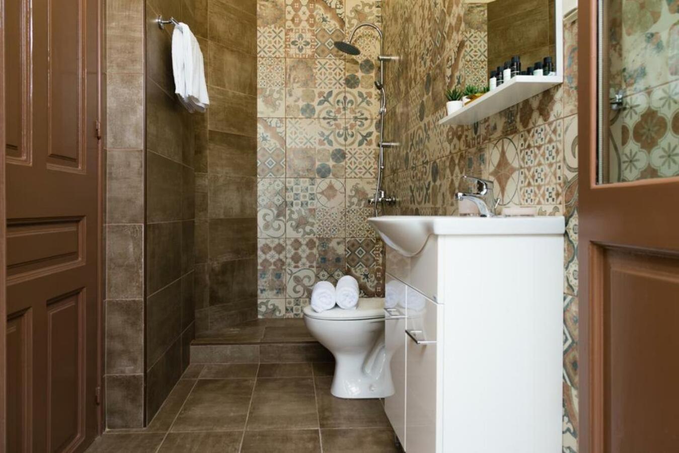 Beautiful City Suites - Photo 27