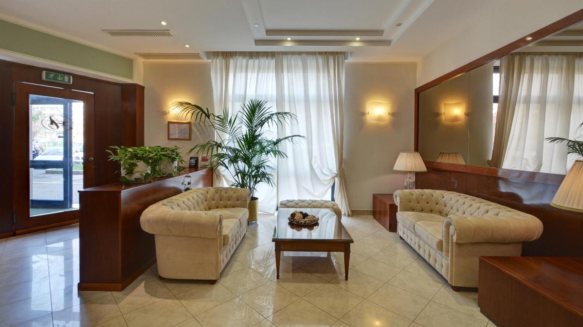 Astor Hotel - Photo 12