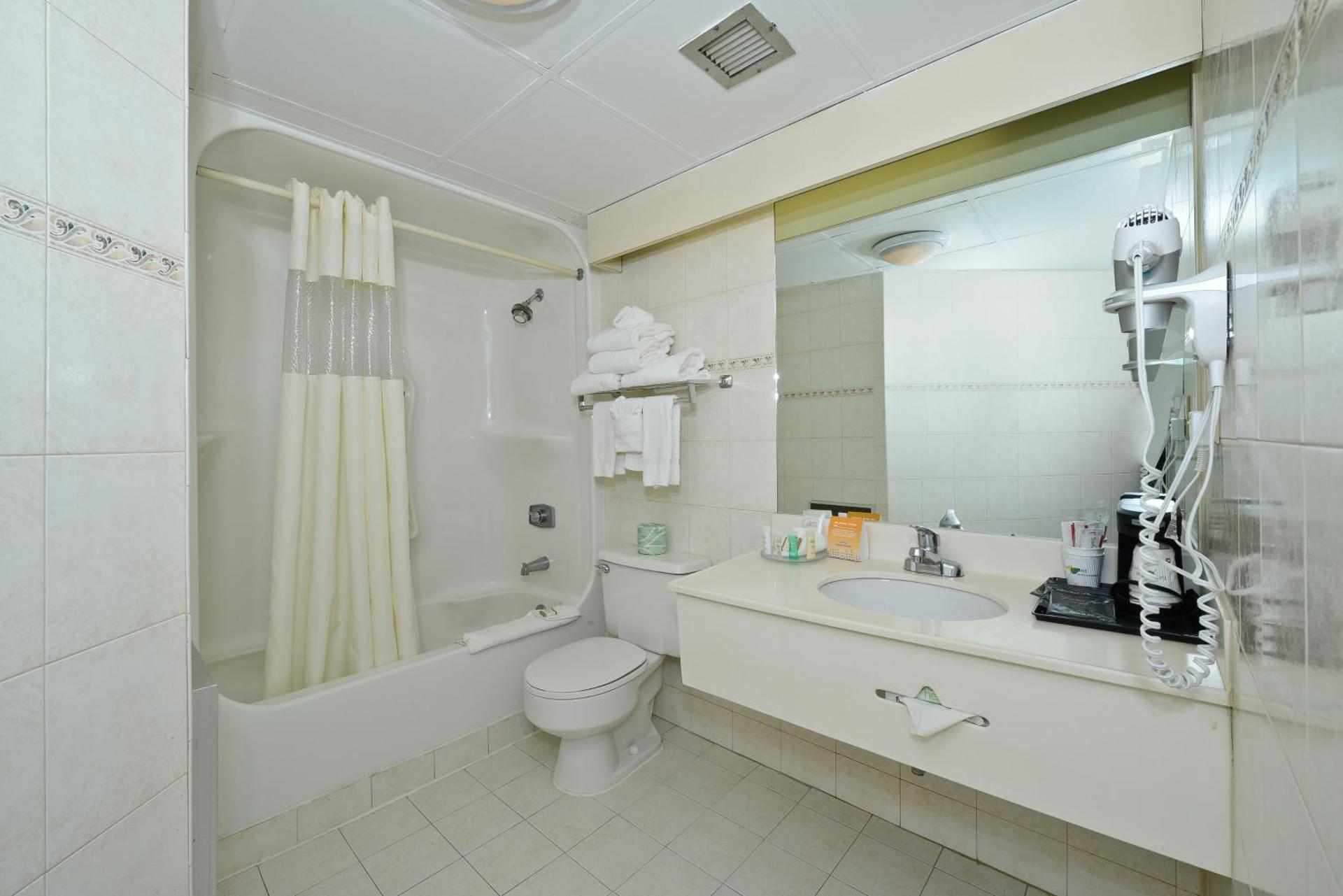 Howard Johnson by Wyndham Newark Airport - Photo 17