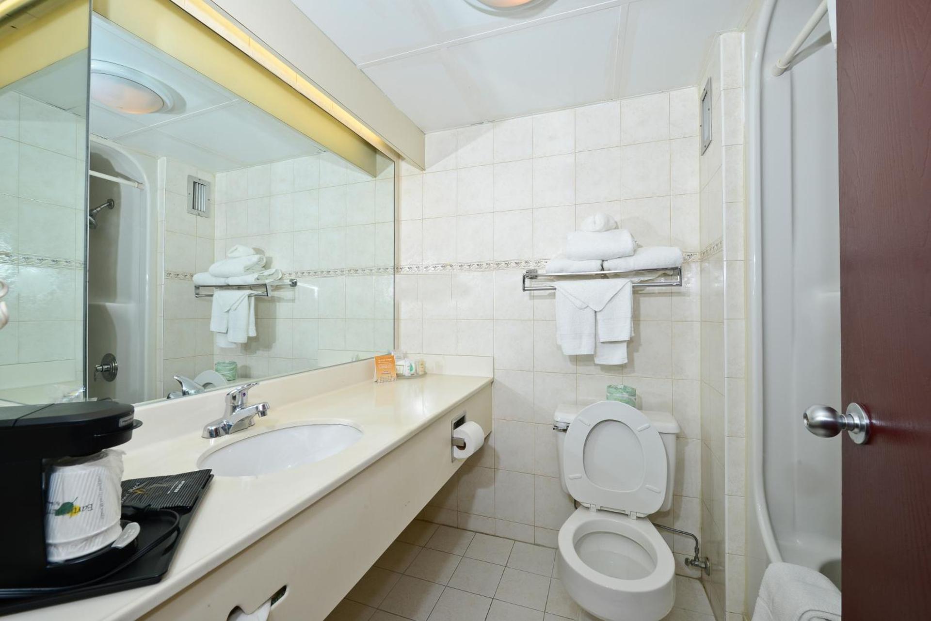 Howard Johnson by Wyndham Newark Airport - Photo 24