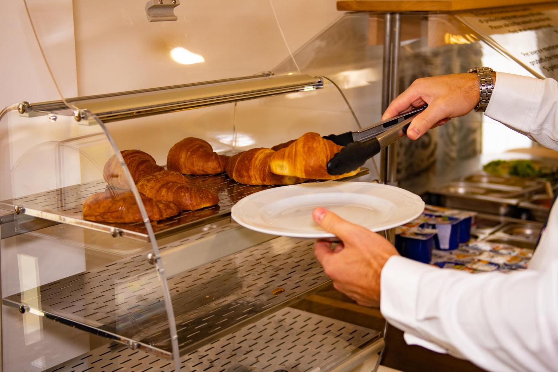 Hotel Airport Tirana - Photo 16