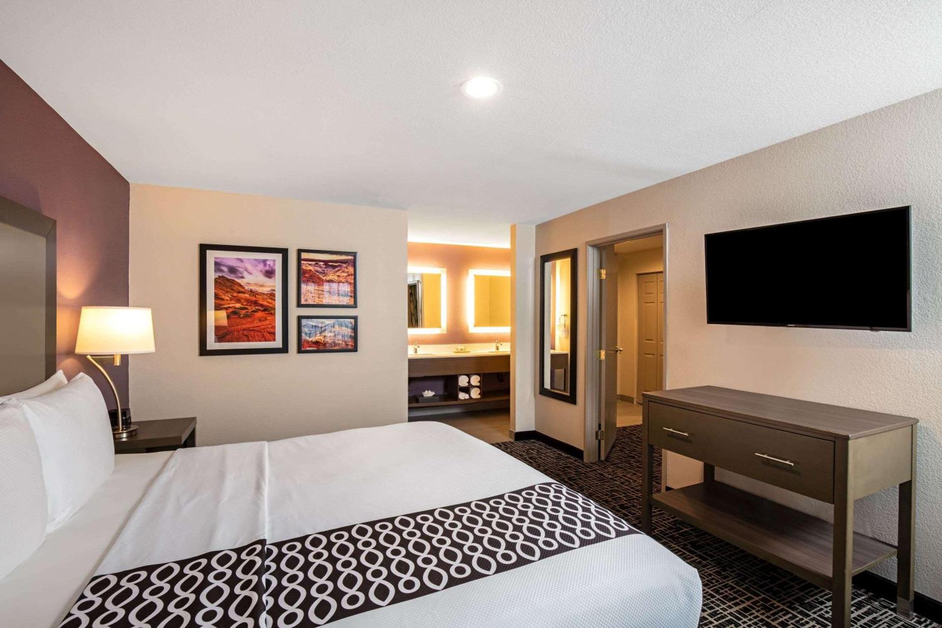 La Quinta Inn & Suites by Wyndham Las Vegas Nellis - Photo 55