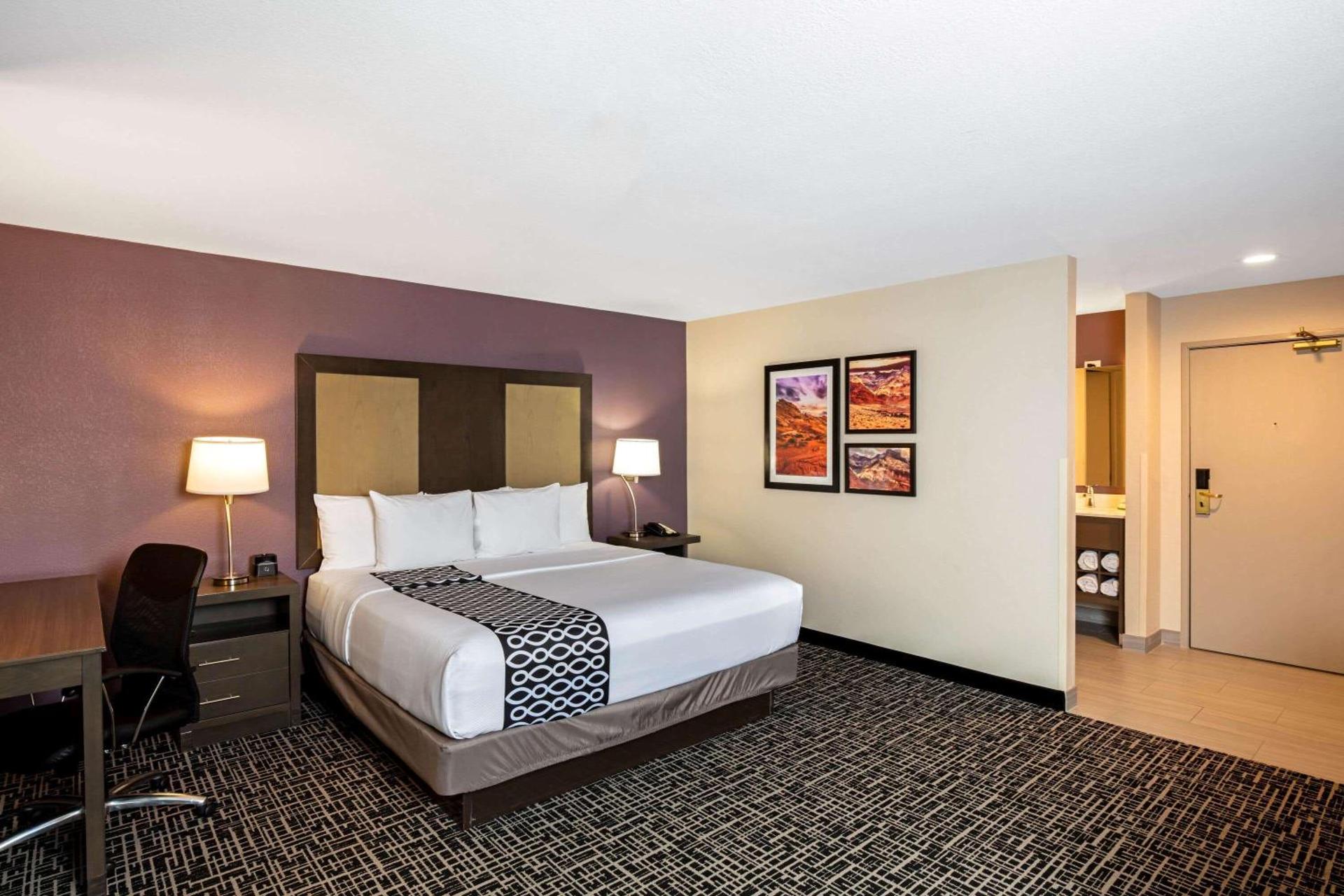 La Quinta Inn & Suites by Wyndham Las Vegas Nellis - Photo 46