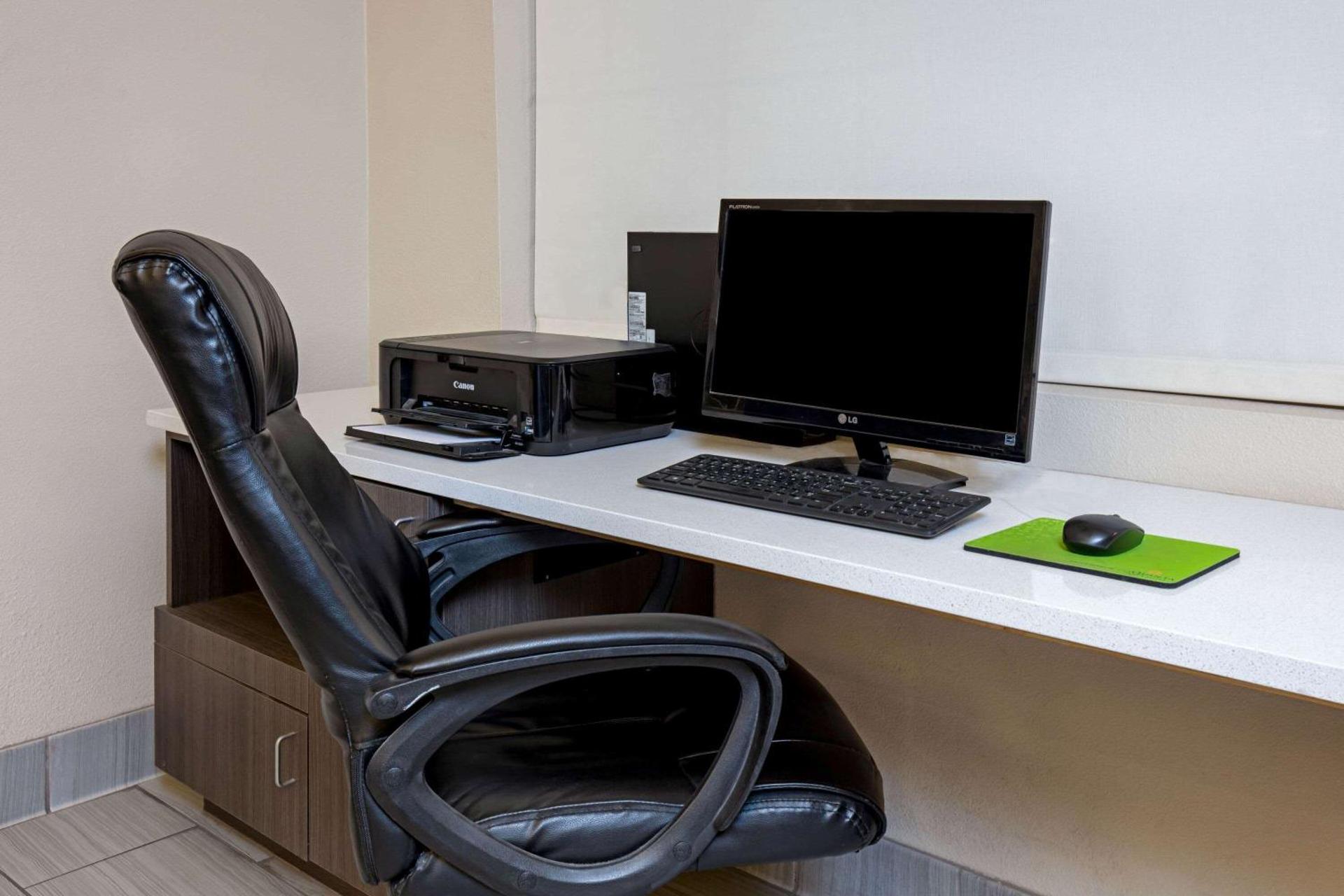 La Quinta Inn & Suites by Wyndham Las Vegas Nellis - Photo 6