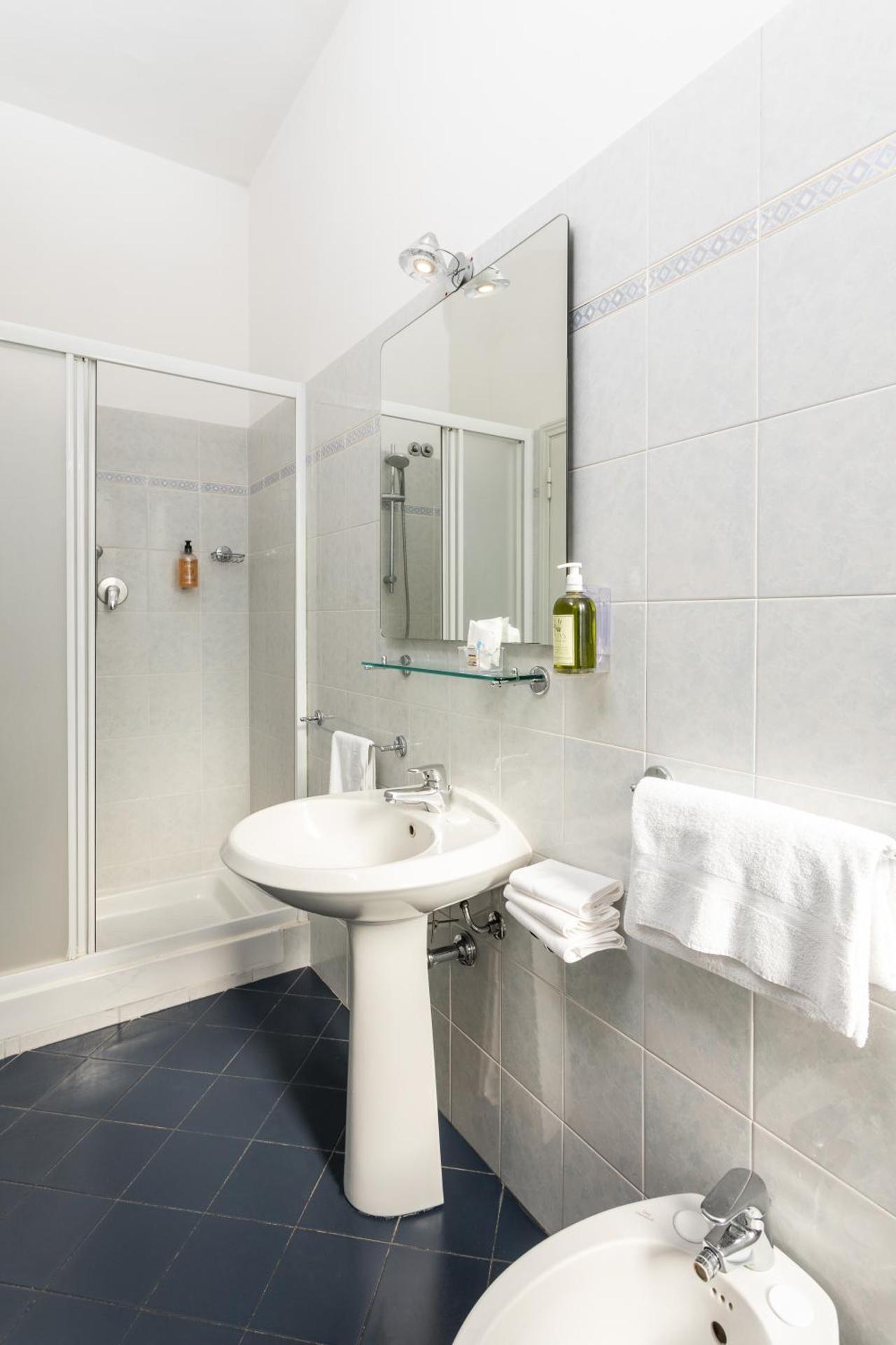 Hotel Minerva - Photo 9