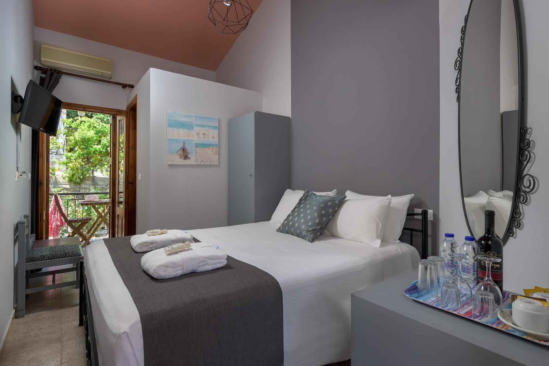 Grace Hotel & Studios - Photo 31