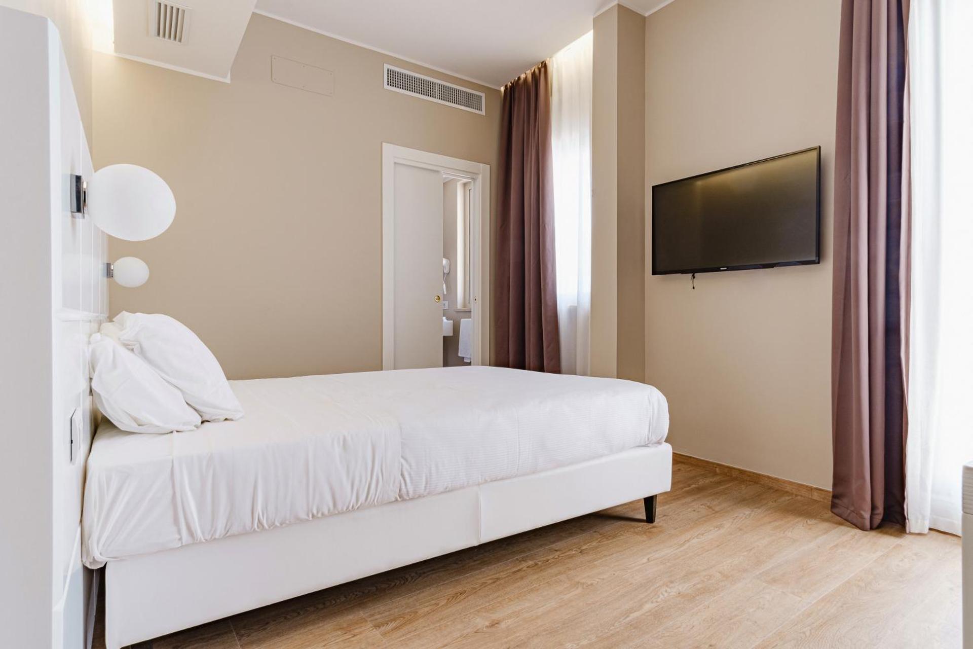 Classic Double Room with French Bed - Photo 4