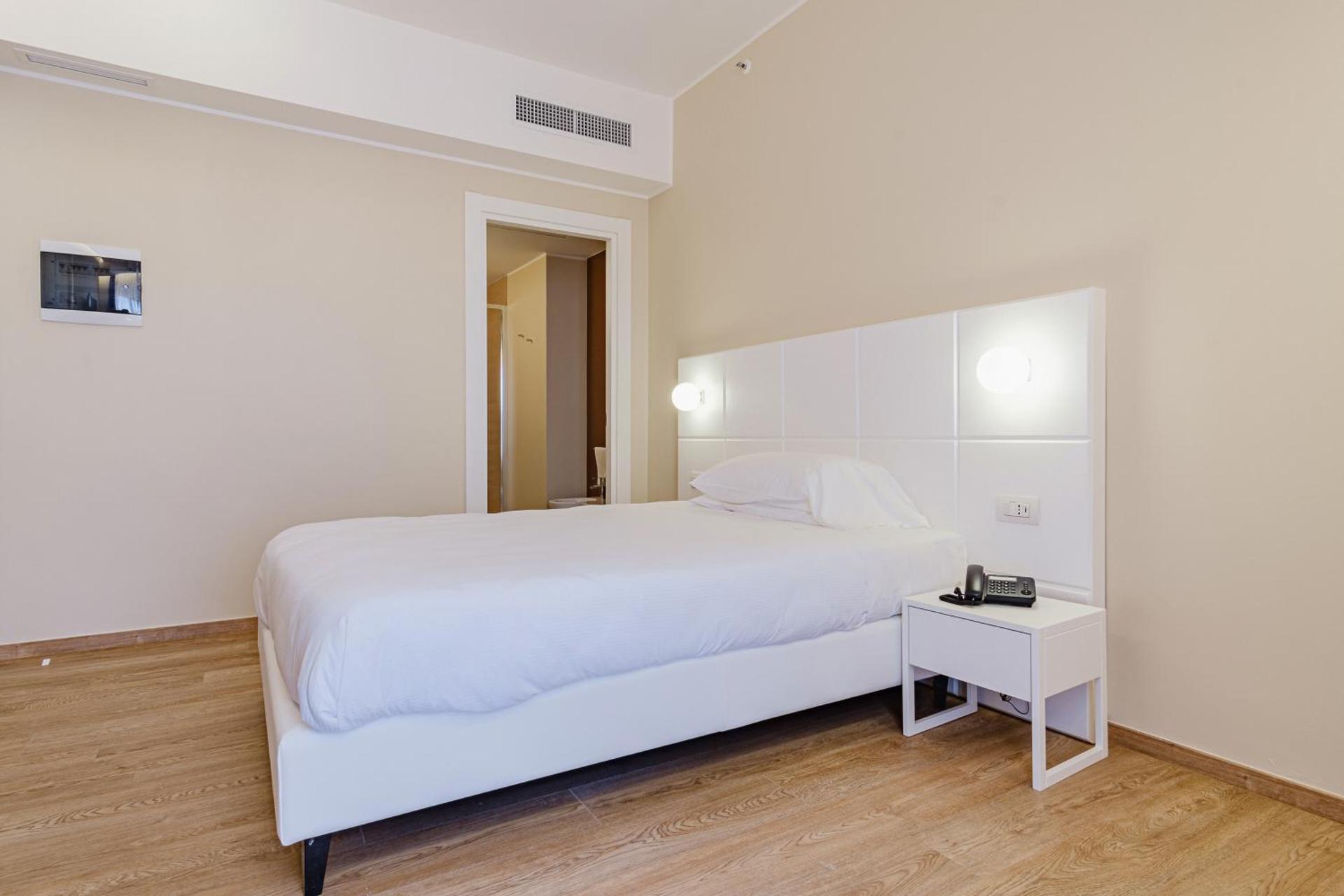 Classic Double Room with French Bed - Photo 3