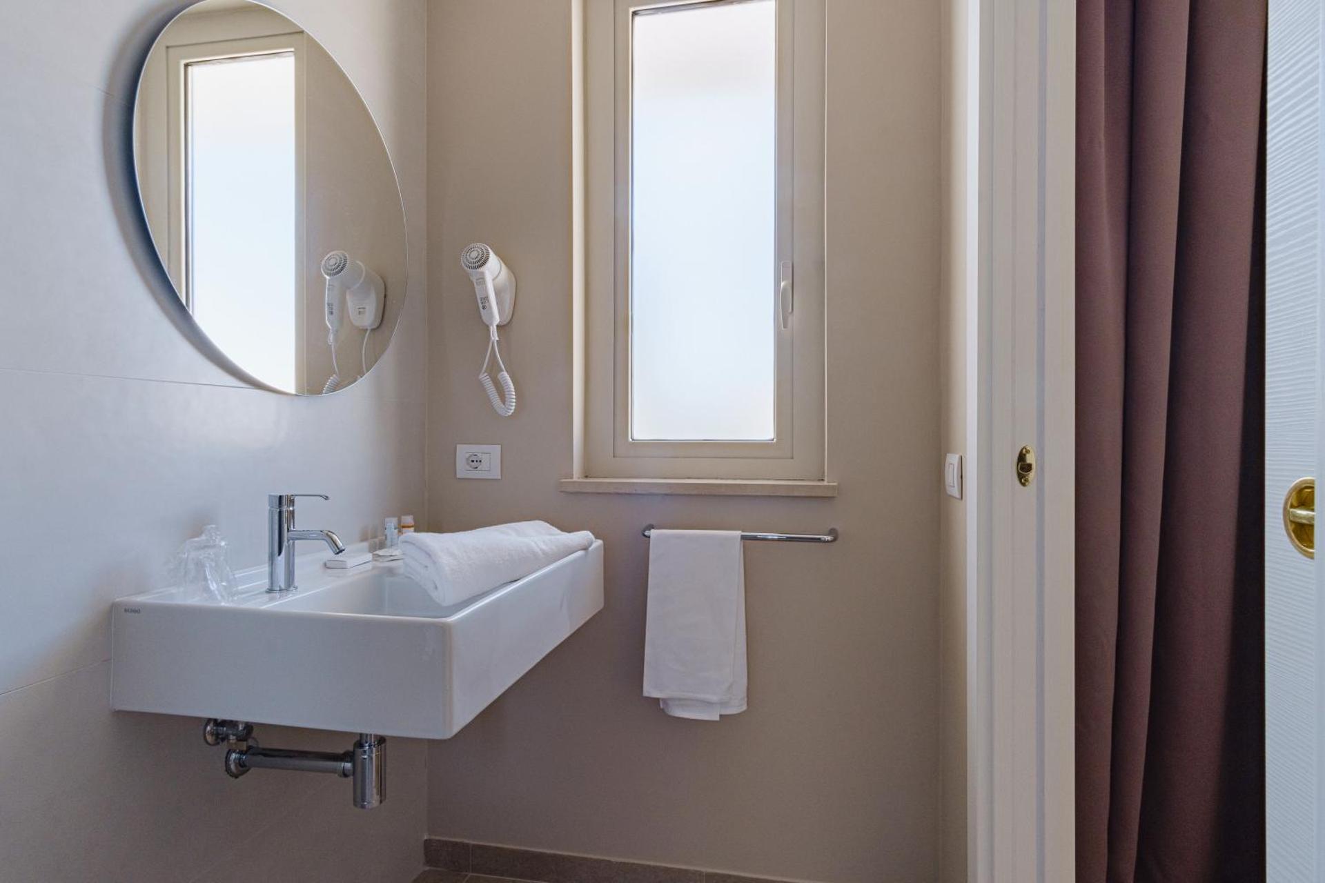 Hotel Boston - Photo 14