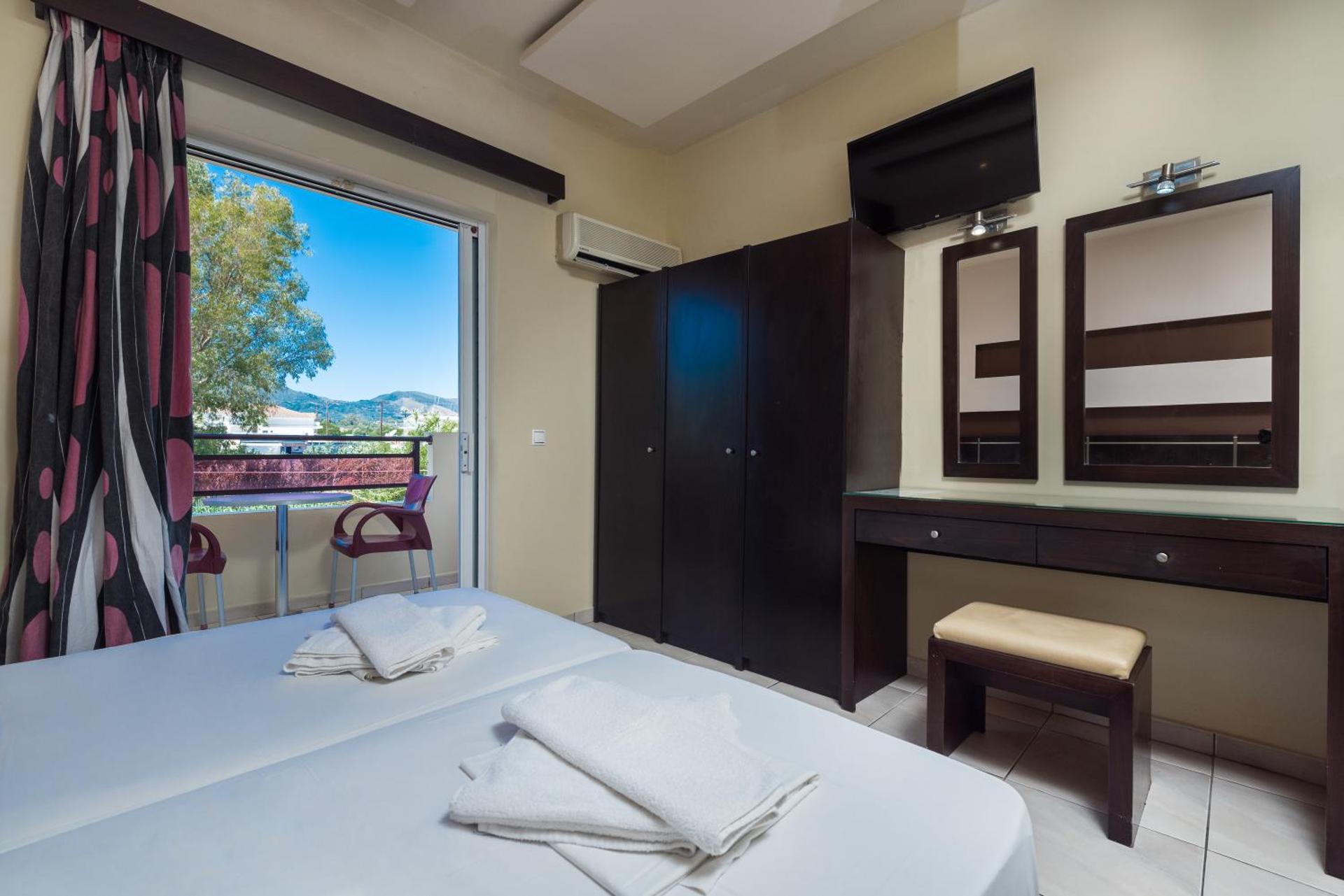 Canadian Hotel - Photo 22