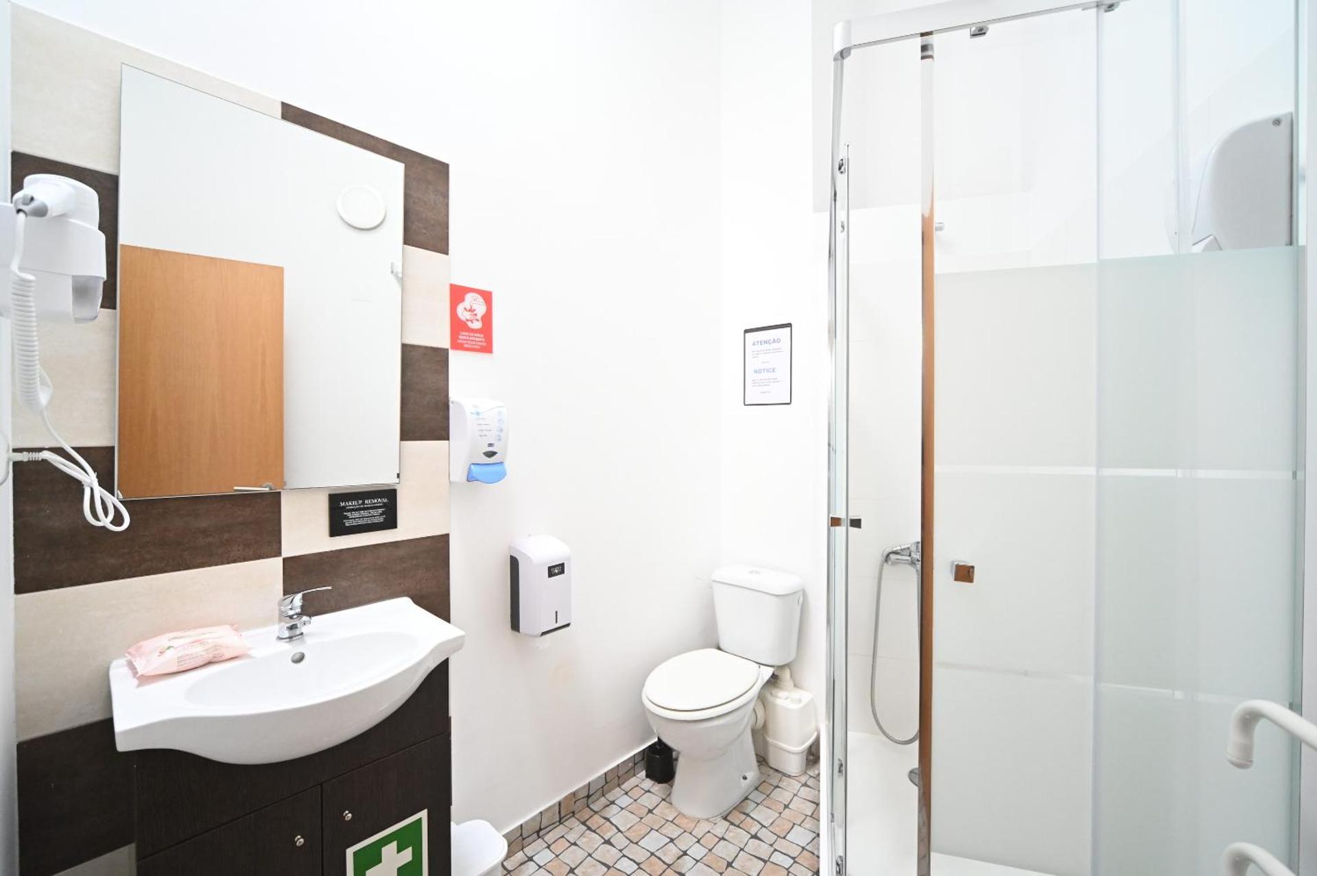 Famous Crows Lisbon Suites - Photo 16