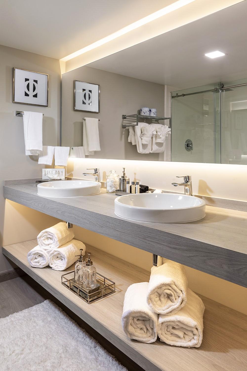 Superior King Room with Sofa Bed FAMK