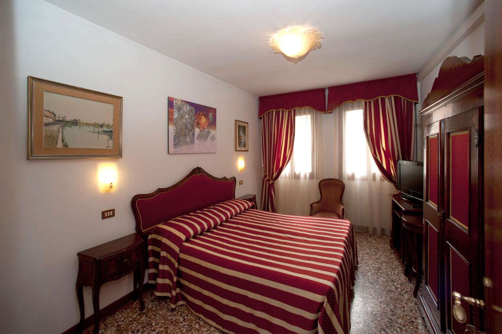 Hotel Fontana - Photo 25