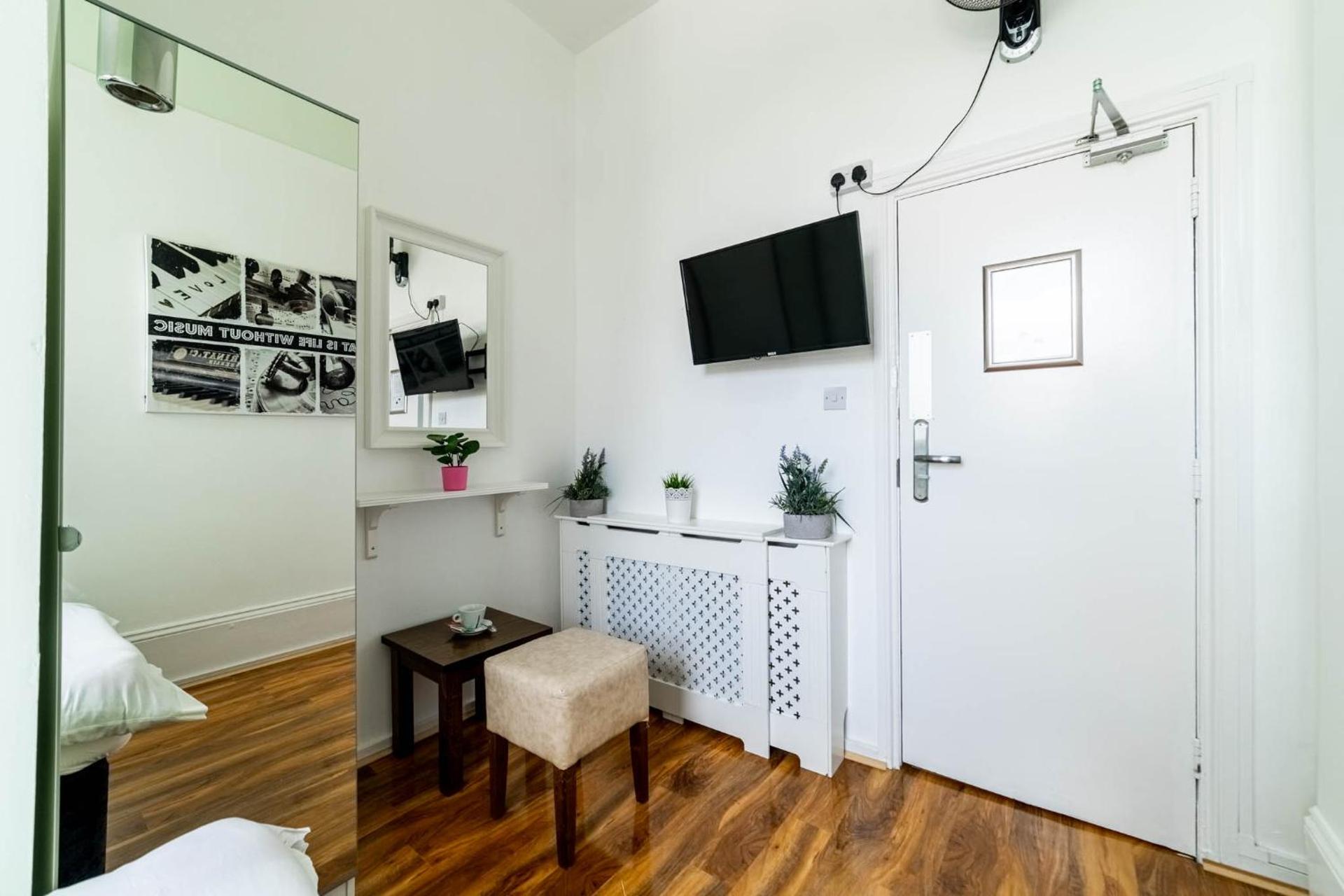 Book A Bed Hostels - Photo 34