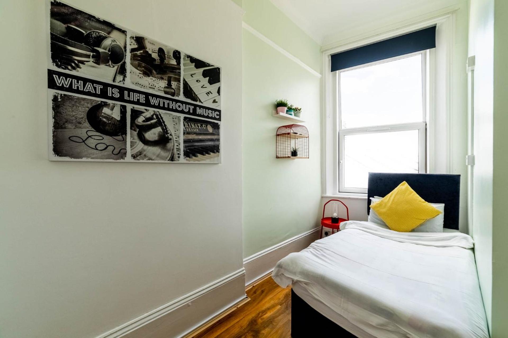 Book A Bed Hostels - Photo 35