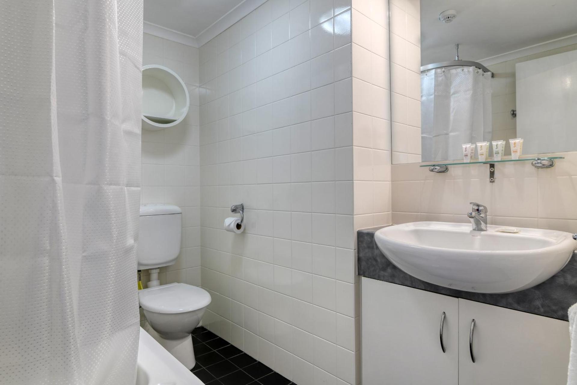 Central Brunswick Apartment Hotel - Photo 36