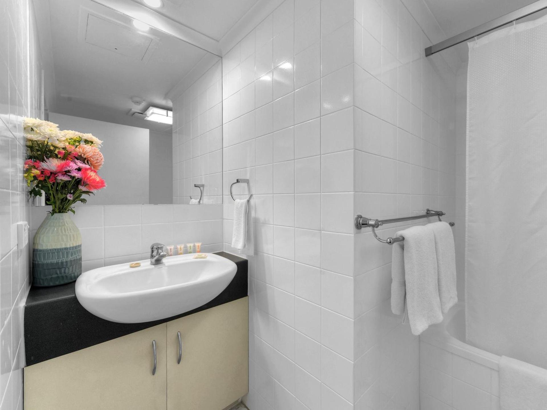 Central Brunswick Apartment Hotel - Photo 2