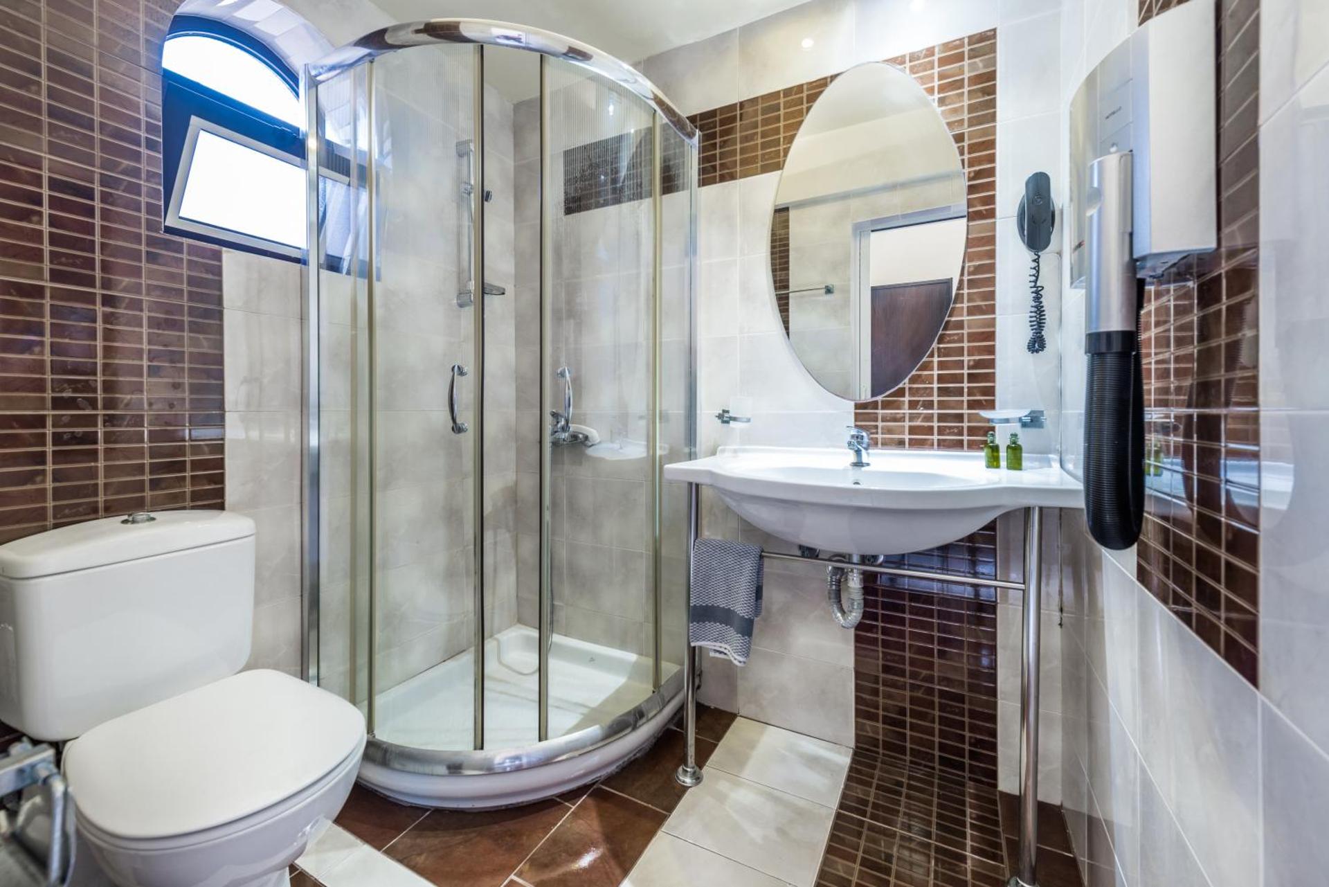 Canadian Hotel - Photo 23