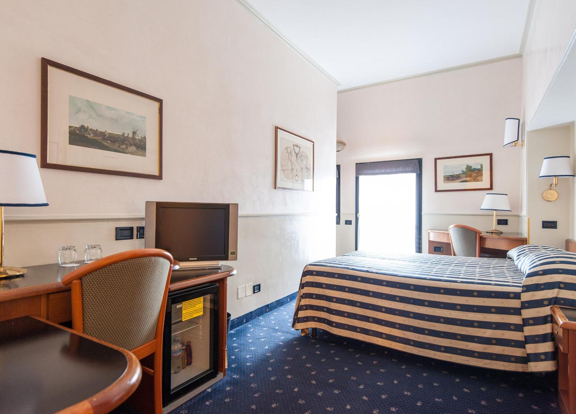 Hotel Flora - Photo 23