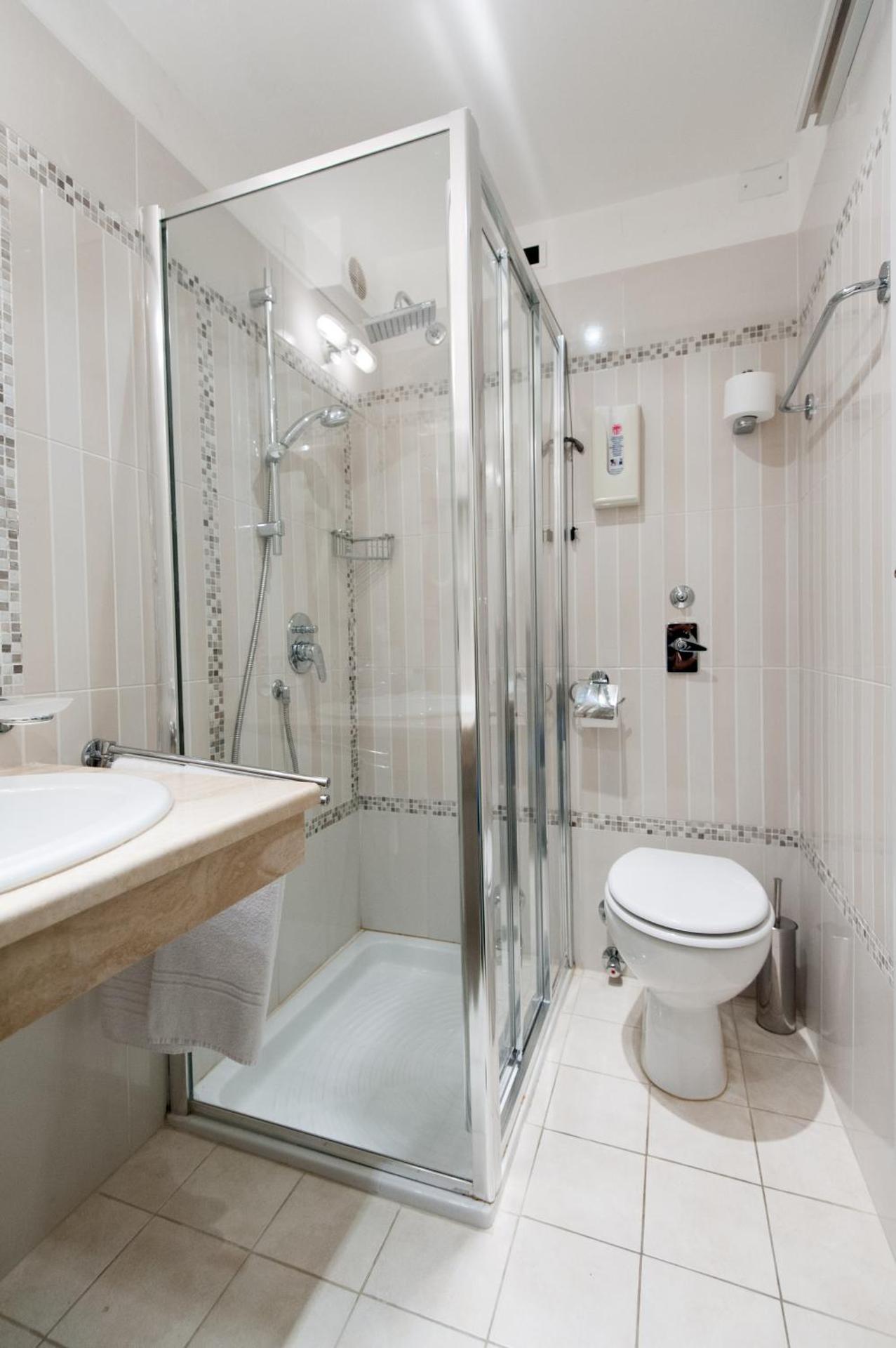 Hotel Flora - Photo 11