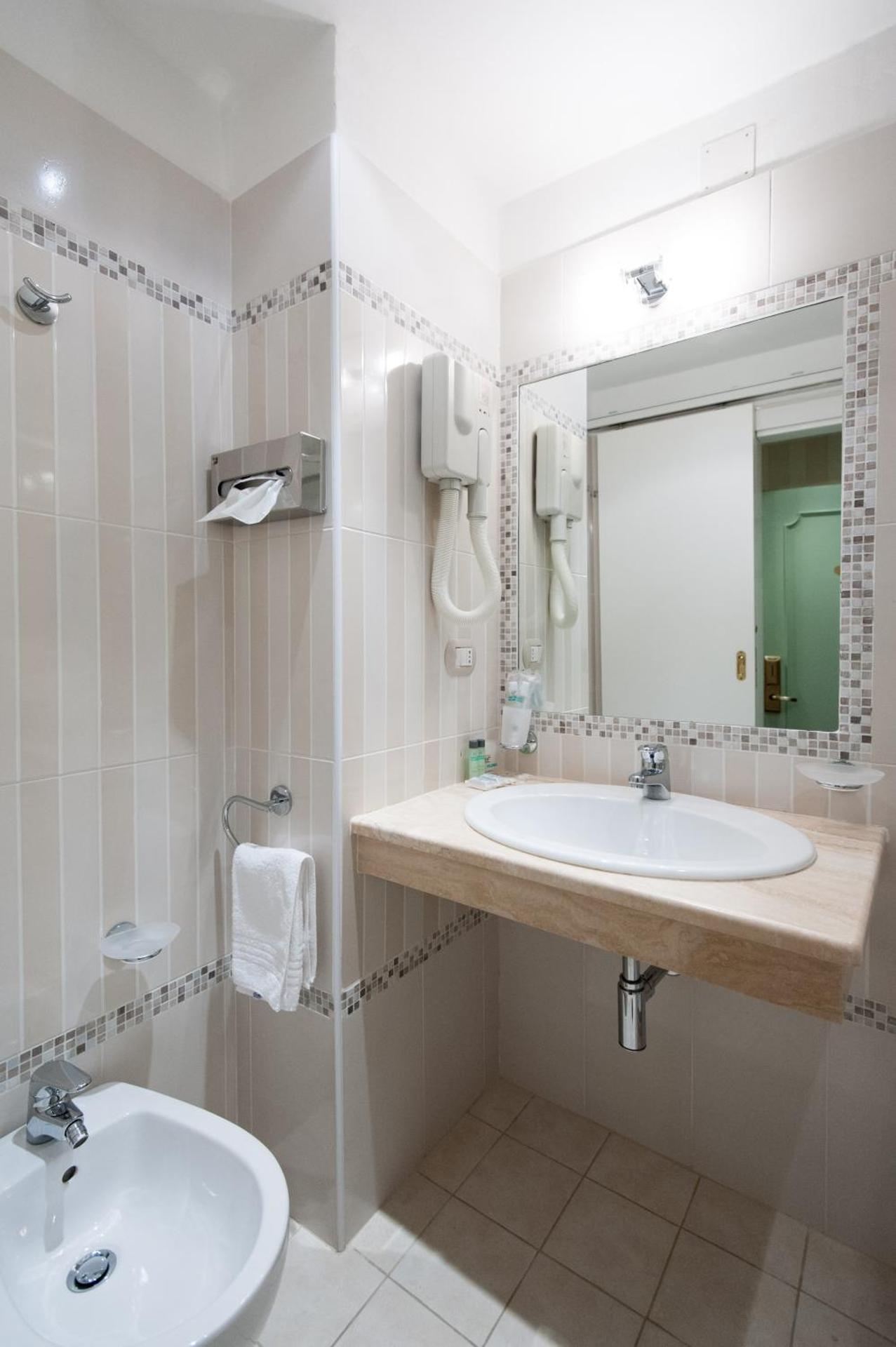 Hotel Flora - Photo 46