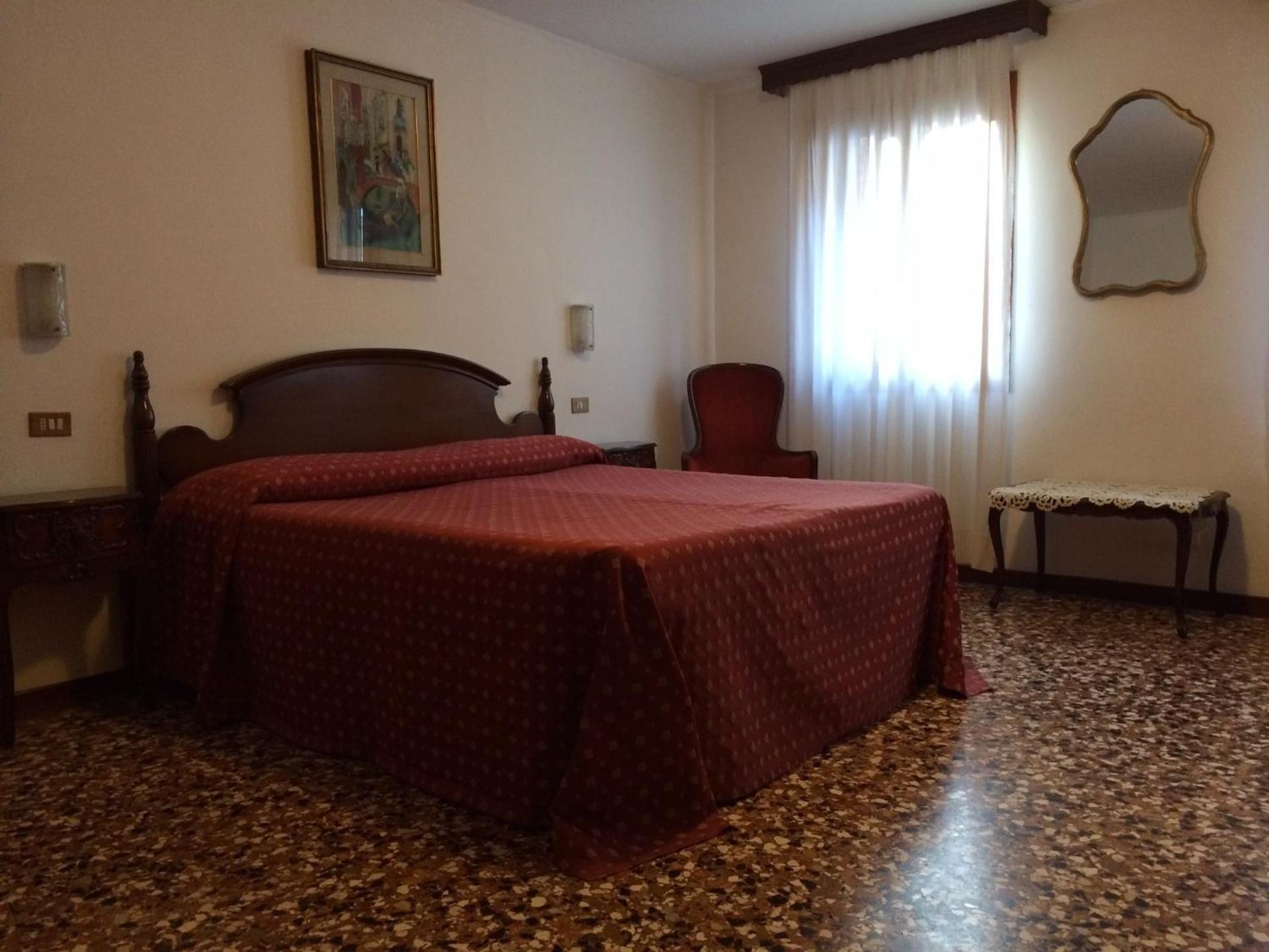 Hotel Fontana - Photo 12