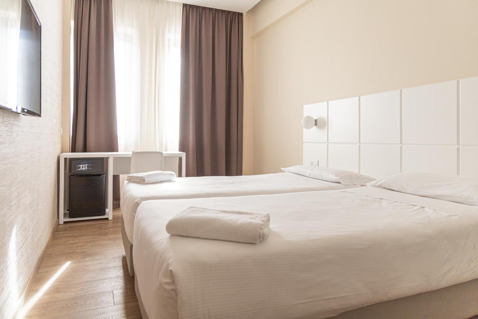 Hotel Boston - Photo 9