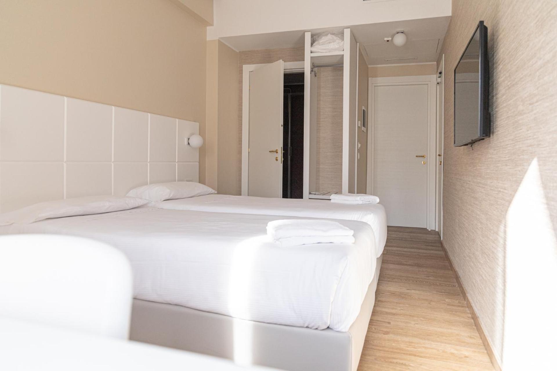 Hotel Boston - Photo 7