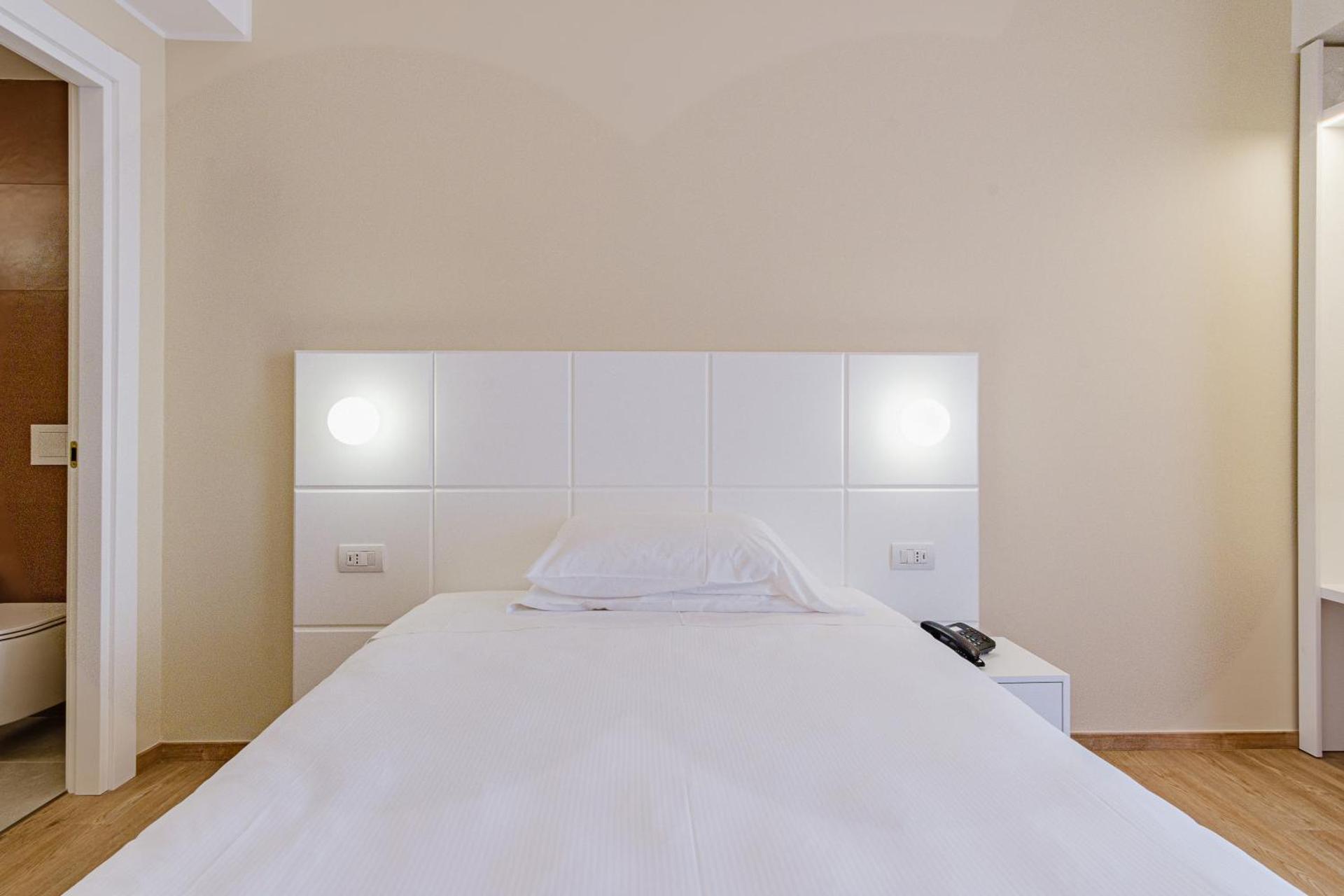 Hotel Boston - Photo 2