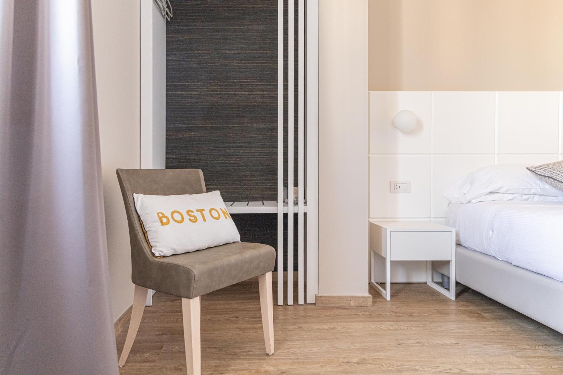 Hotel Boston - Photo 33