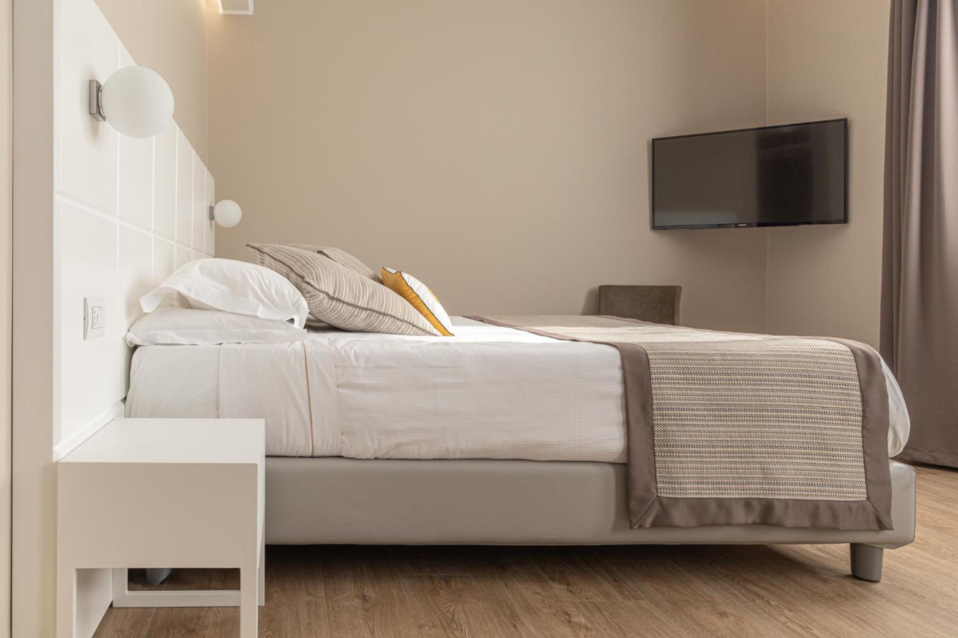 Hotel Boston - Photo 32