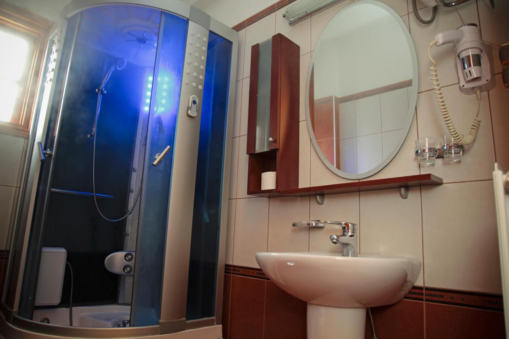 Superior Double Room with Hydromassage Shower